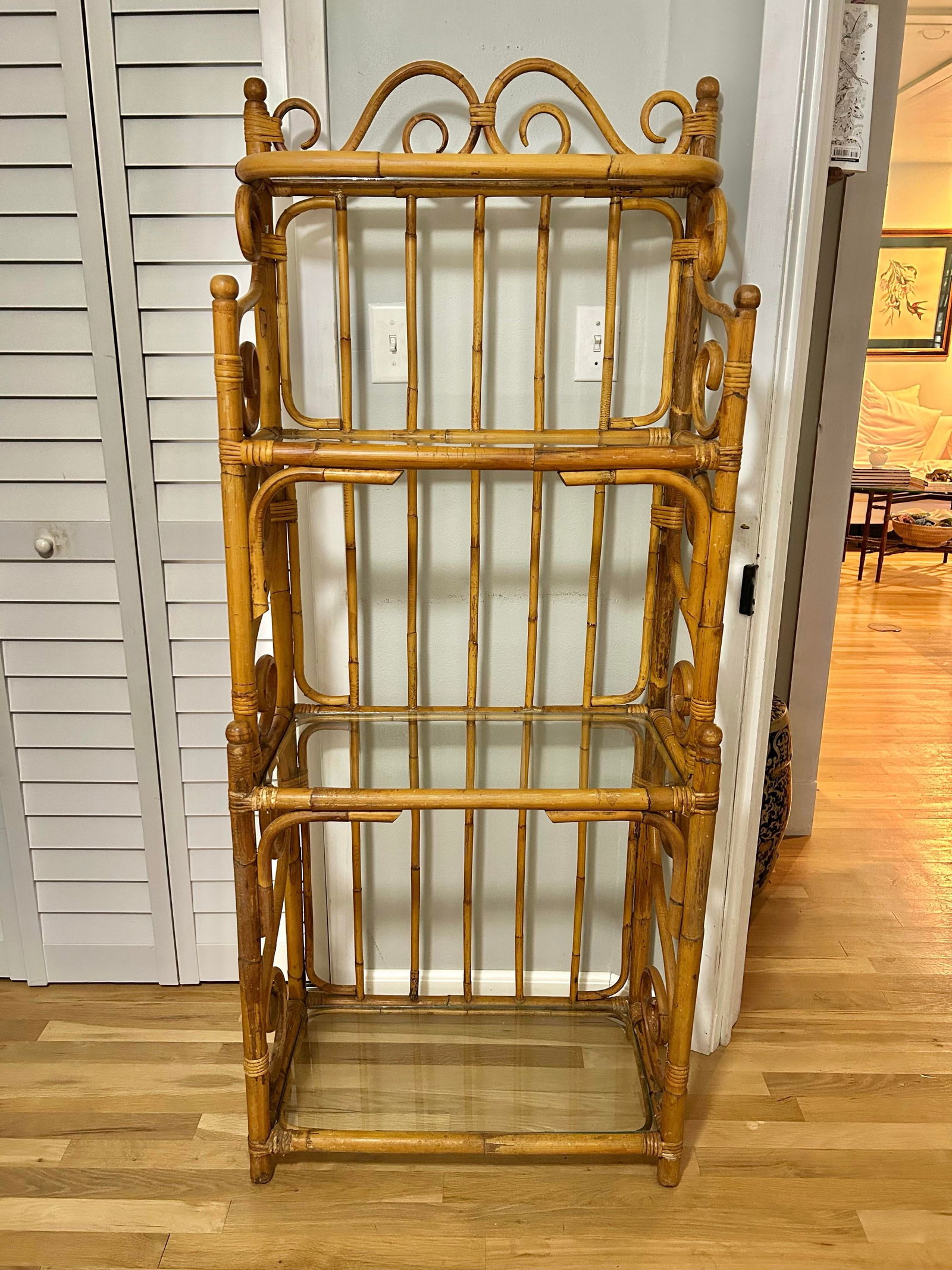 Mid 20th Century Vintage 4 Tier Chinoiserie Hollywood Regency Etagere or Bakers Rack With Glass Shel - 2