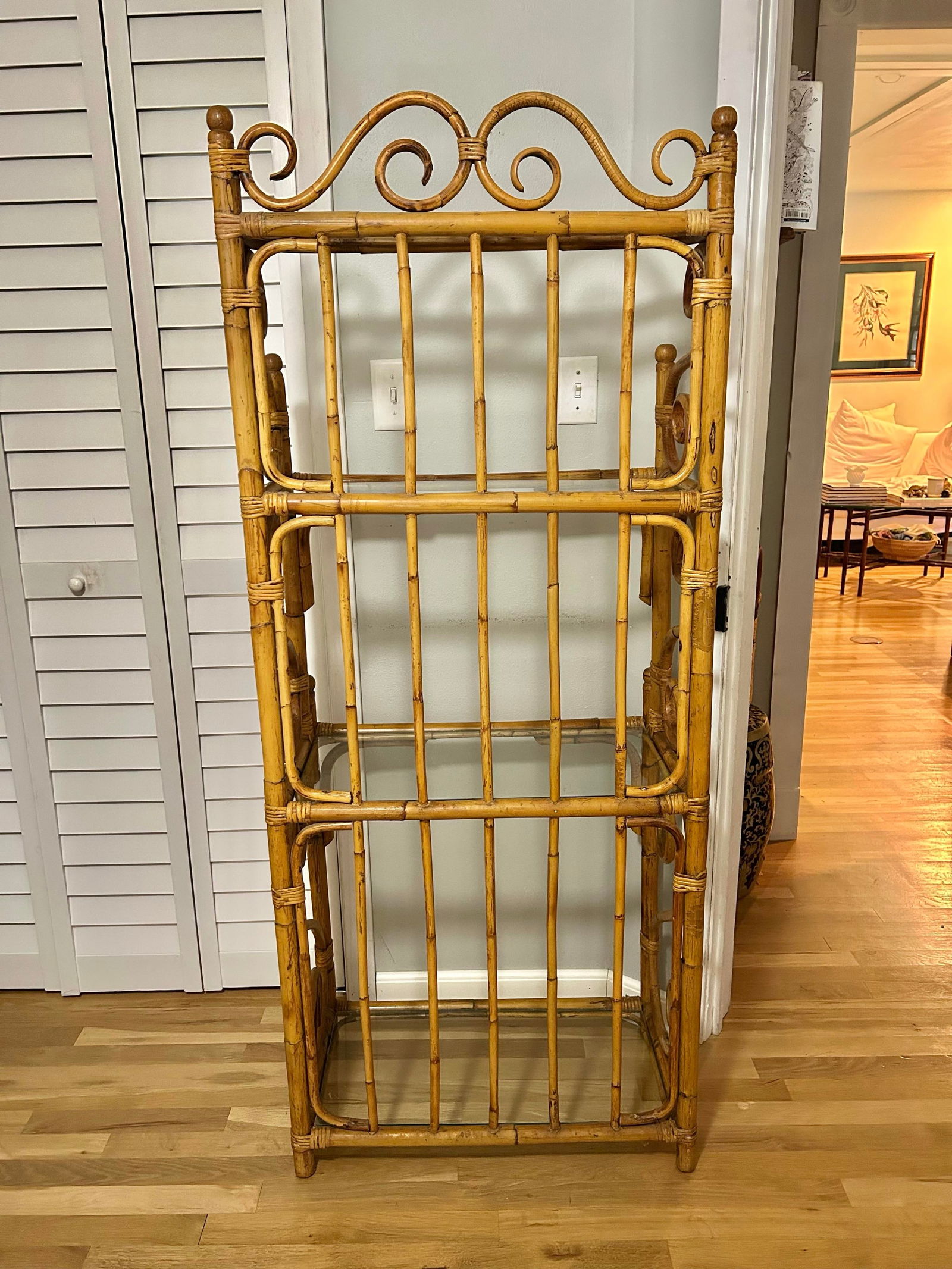 Mid 20th Century Vintage 4 Tier Chinoiserie Hollywood Regency Etagere or Bakers Rack With Glass Shel - 3