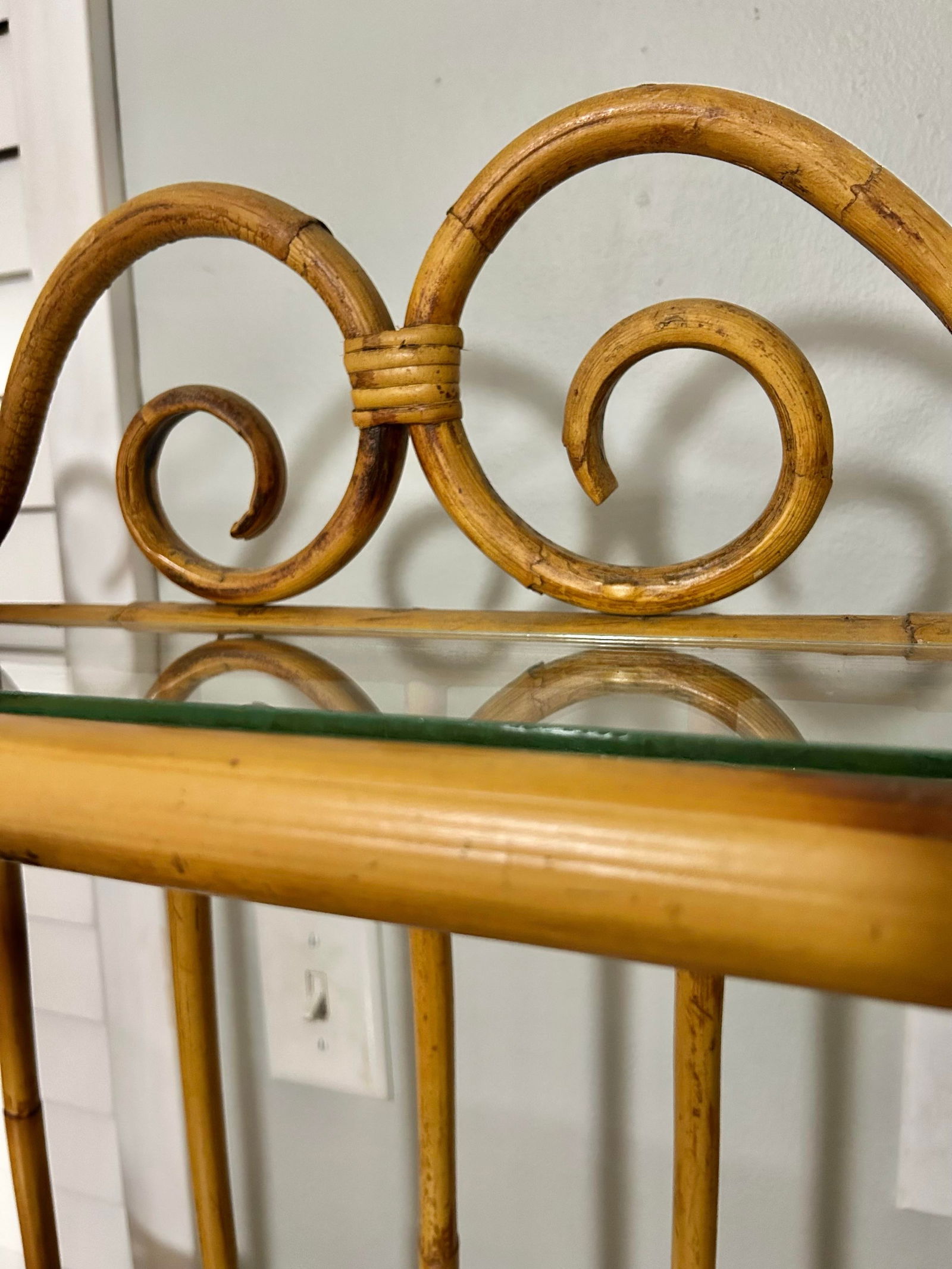 Mid 20th Century Vintage 4 Tier Chinoiserie Hollywood Regency Etagere or Bakers Rack With Glass Shel - 8