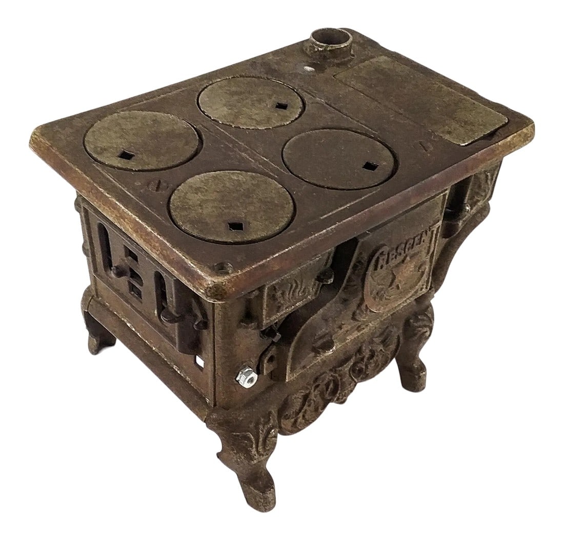 Miniature Crescent Cast Iron Stove Replica (1 of 13)