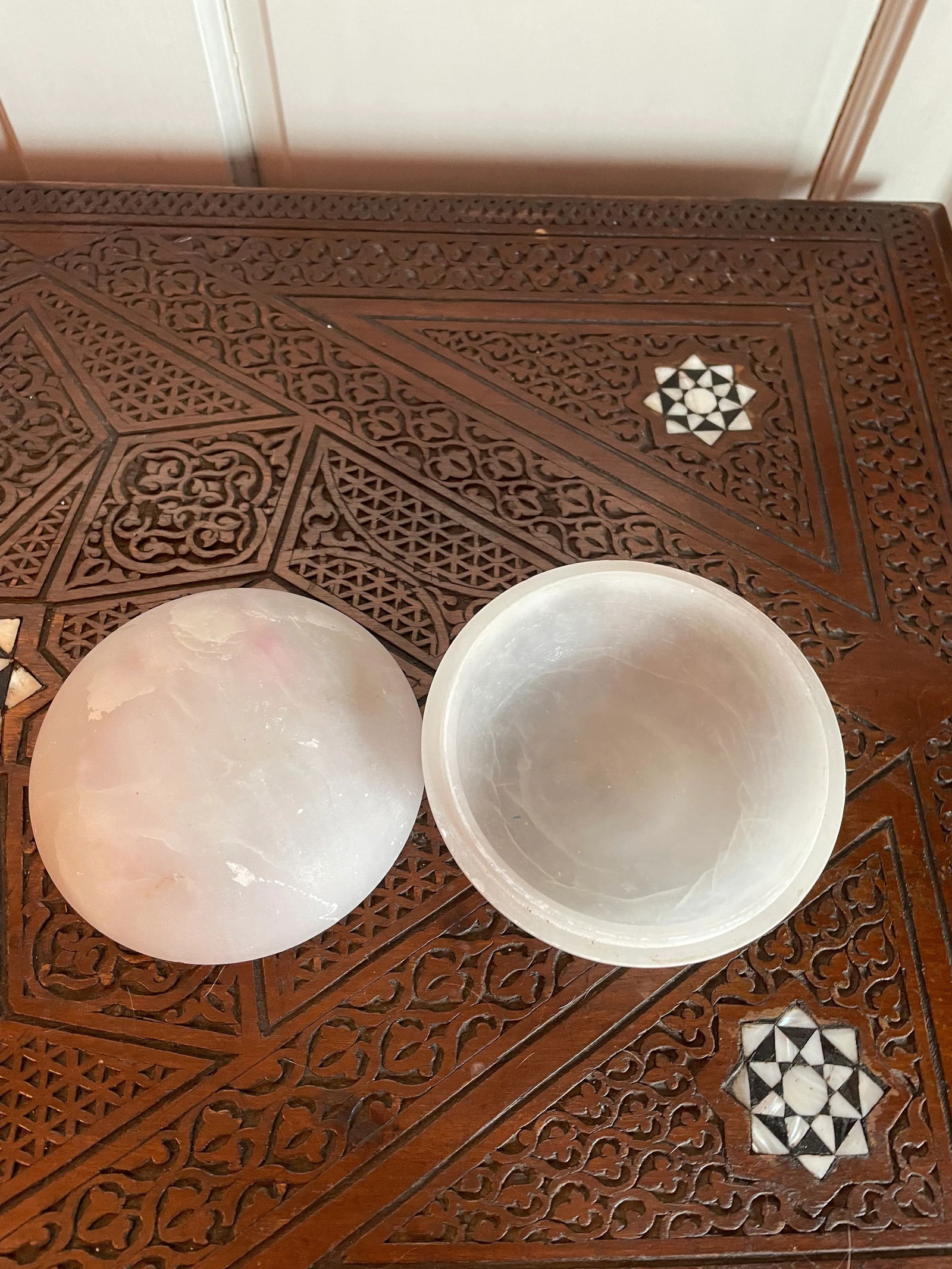 Early 20th Century Round Italian Alabaster Covered Dish or Box - 2