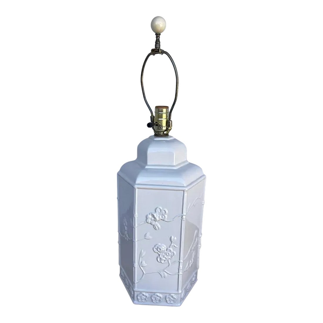 Vintage White Hexagon Ginger Jar Table Lamp: Vintage White Hexagon shape Ginger Jar Table Lamp with Floral design throughout. Great addition to any home and would look amazing with a black shade. 25in h to finial 18in h x 8in w Condition: Altera