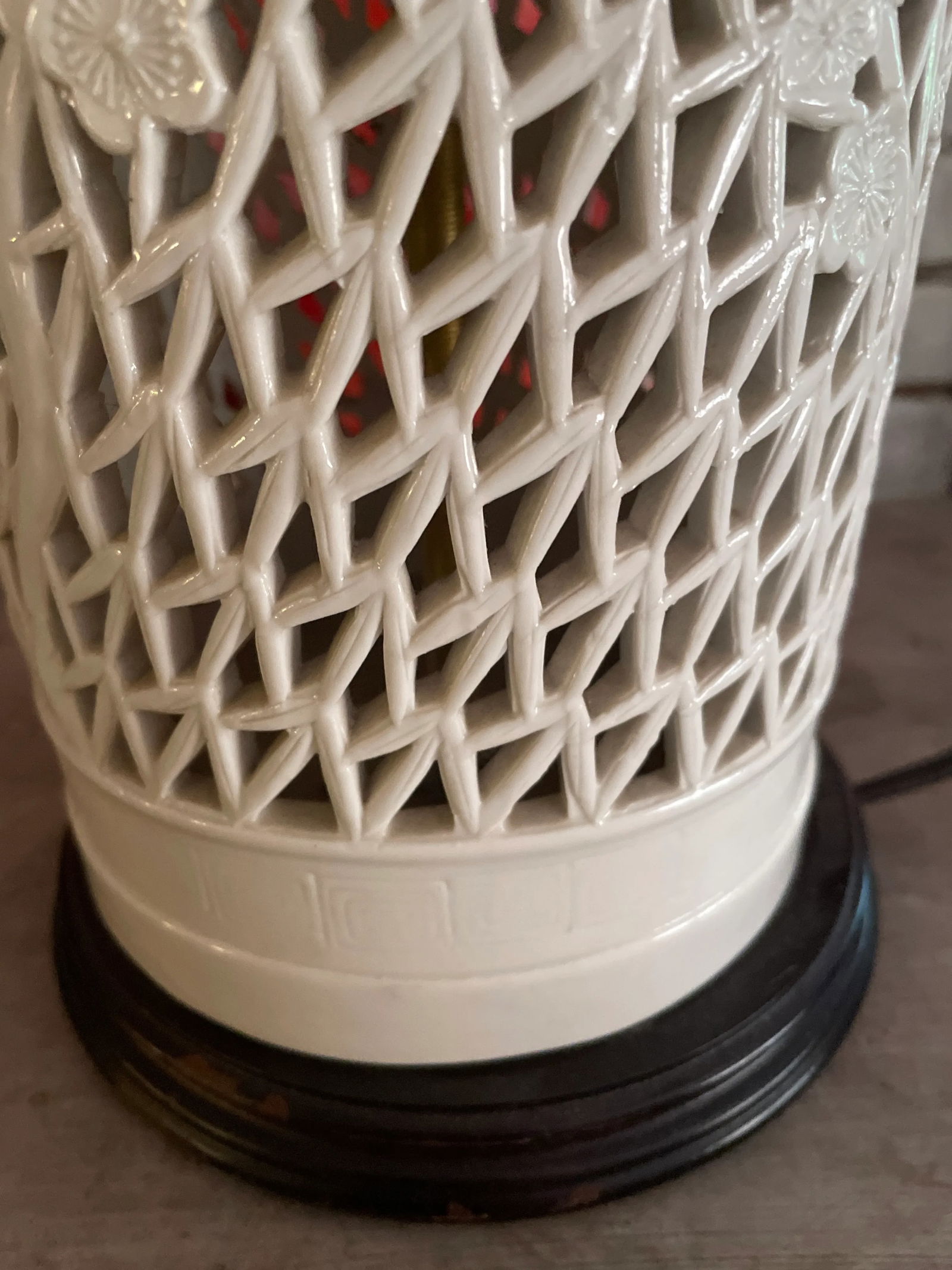 Chinese Blanc De Chine White Reticulated Porcelain Ceramic Lamp - 3