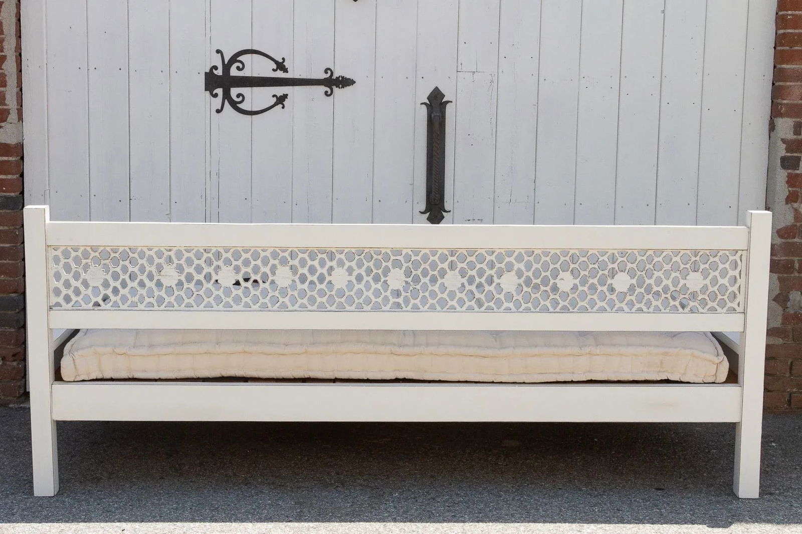 Large Hand-Carved Floral Jali White Daybed Sofa - 11