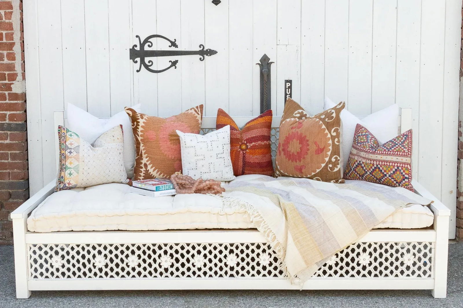 Large Hand-Carved Floral Jali White Daybed Sofa - 12