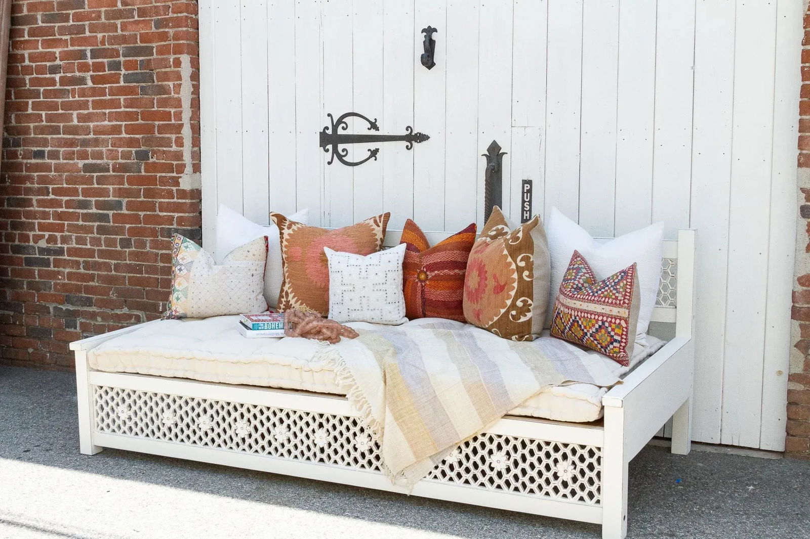 Large Hand-Carved Floral Jali White Daybed Sofa - 3