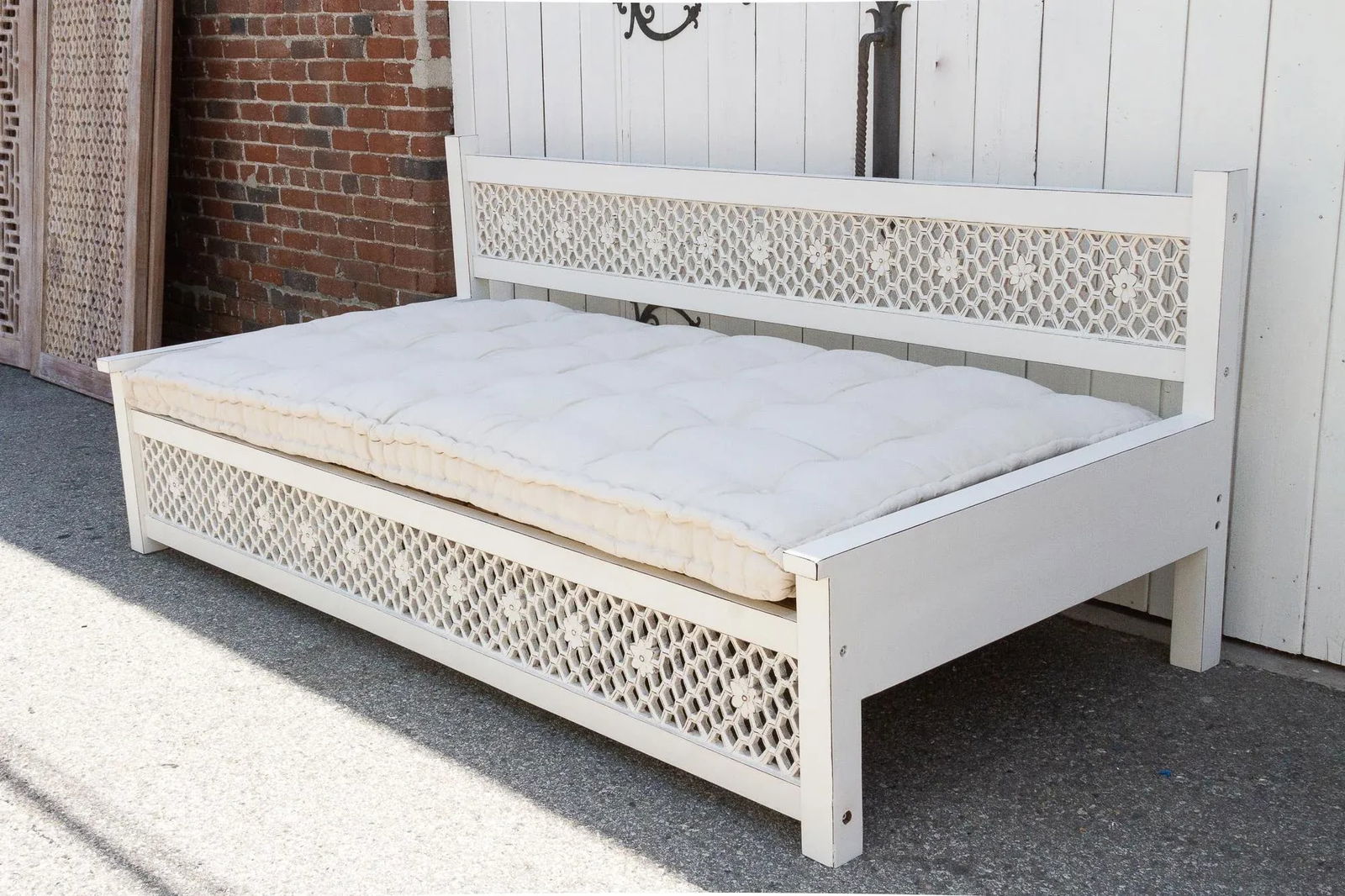 Large Hand-Carved Floral Jali White Daybed Sofa - 7