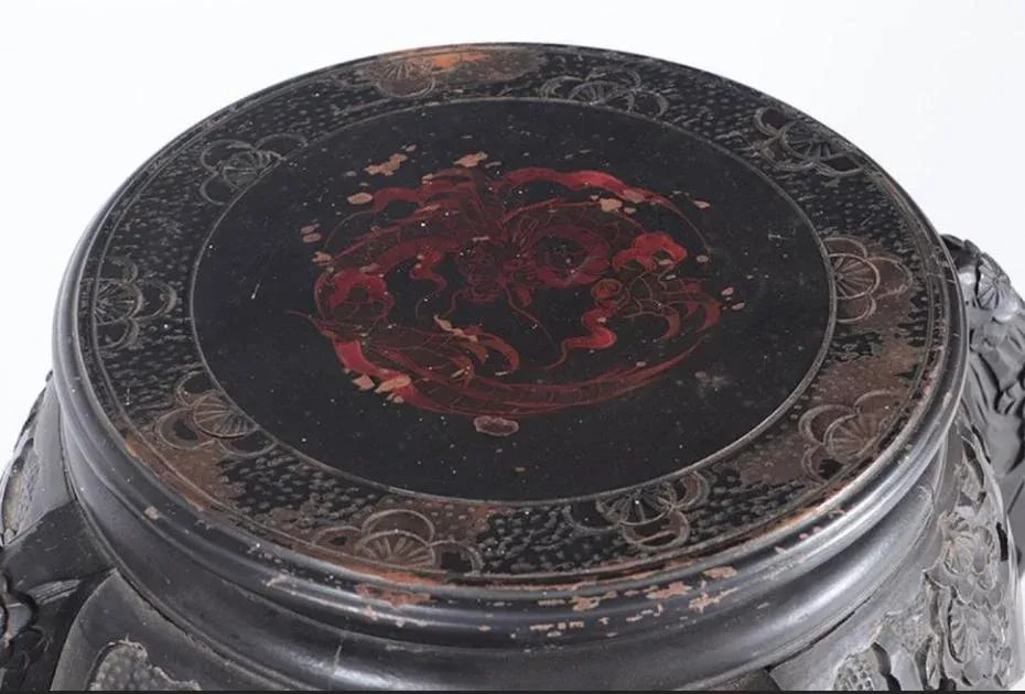 Black Carved Chinese Plant Stand Pedestal With Decorated Top. 19th Century - 2