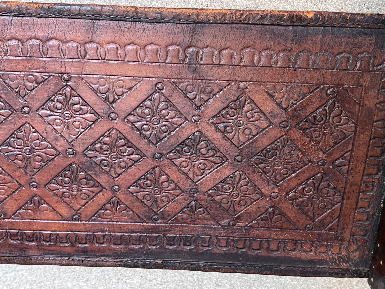 19th Century Pair of Carved Walnut Folding Scissors Savonarola Bench or Settle - 10