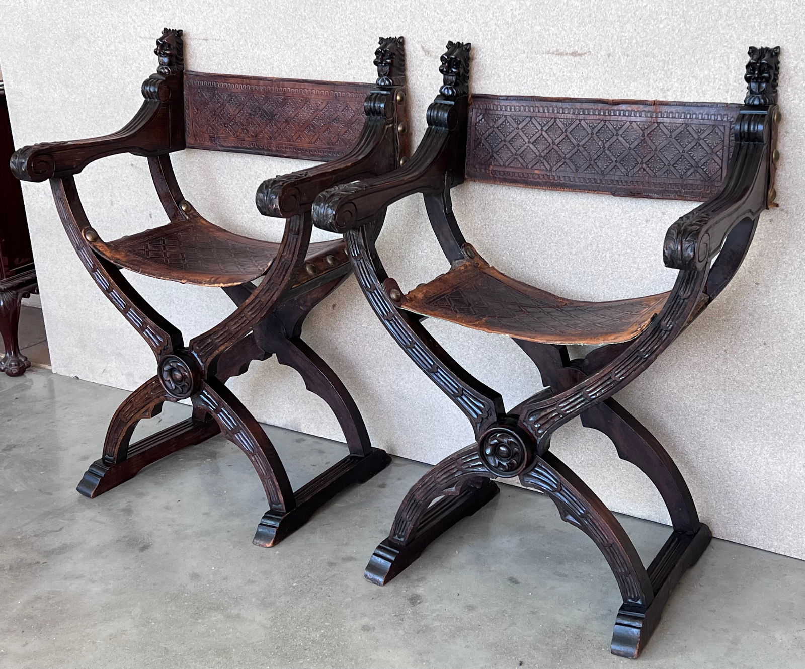 19th Century Pair of Carved Walnut Folding Scissors Savonarola Bench or Settle - 2