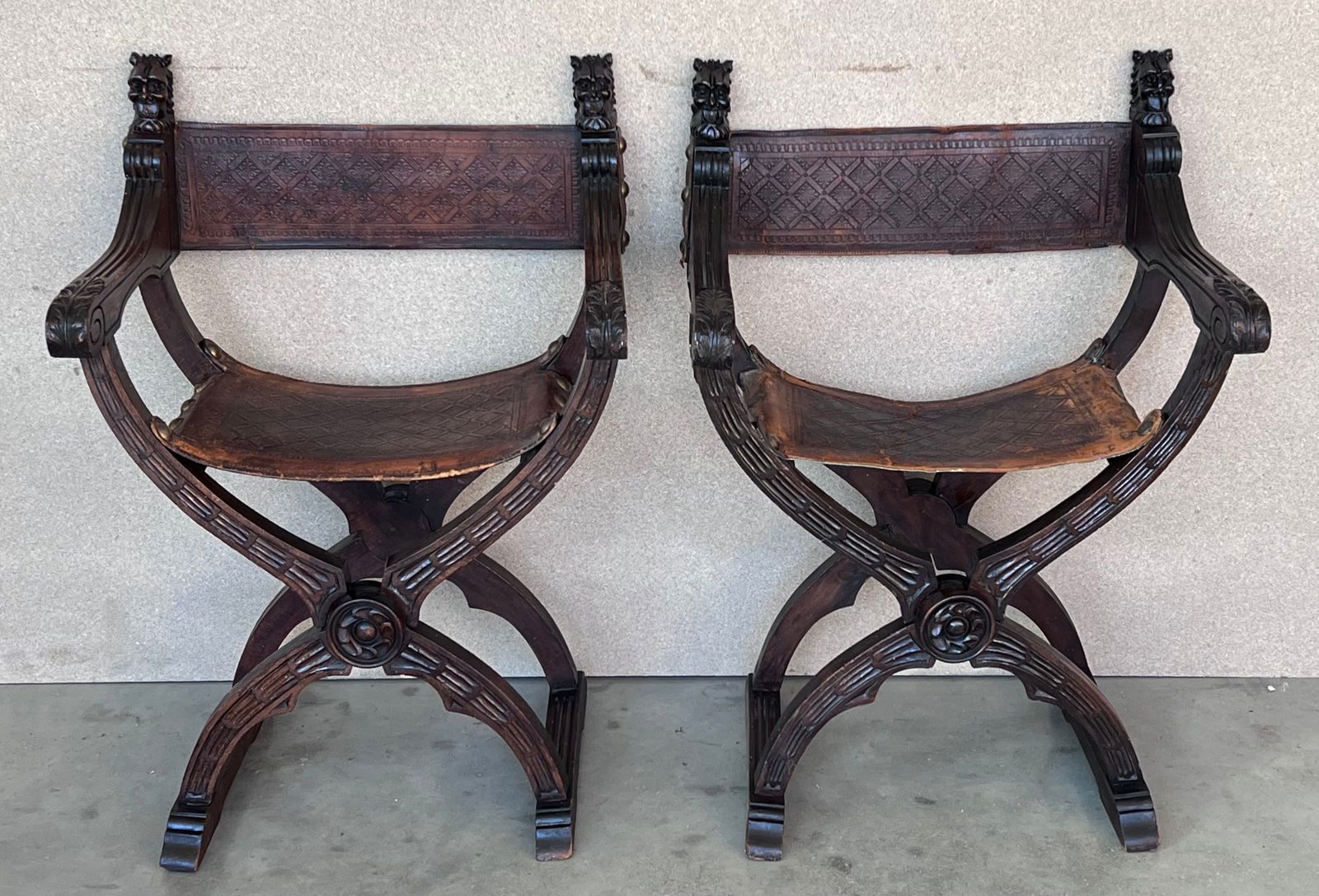 19th Century Pair of Carved Walnut Folding Scissors Savonarola Bench or Settle - 4