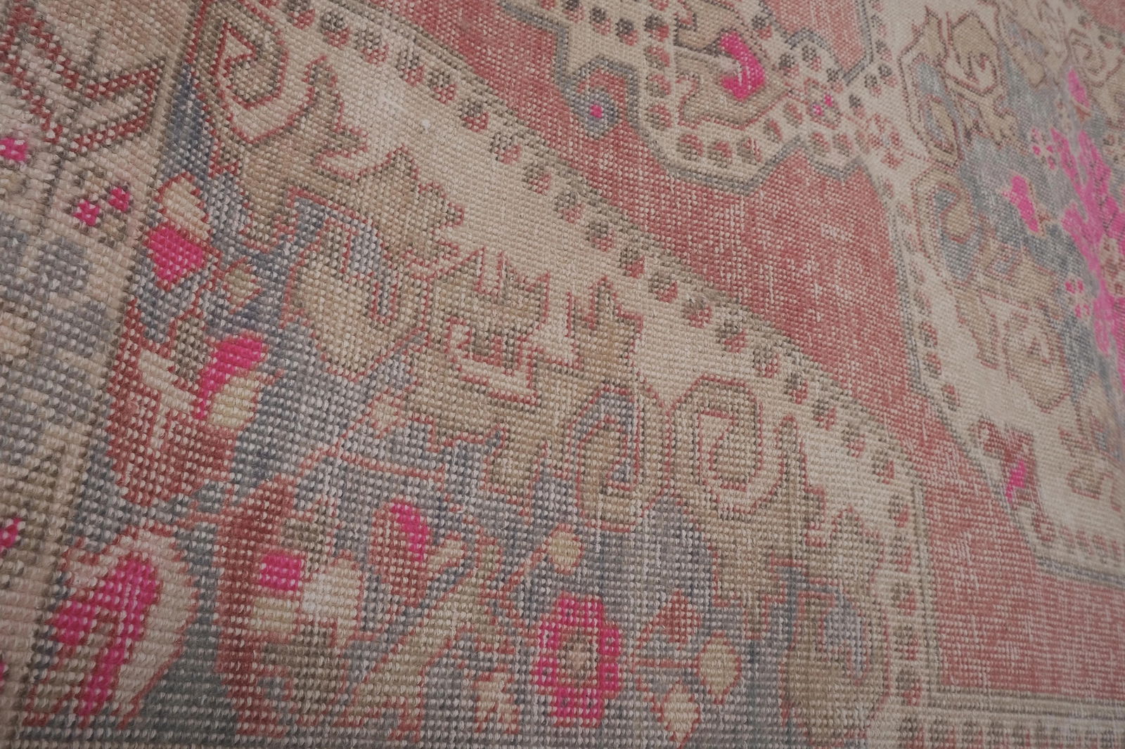 1960s Vintage Faded Turkish Kemerhisar Rug 4'7'' X 7'5'' - 7