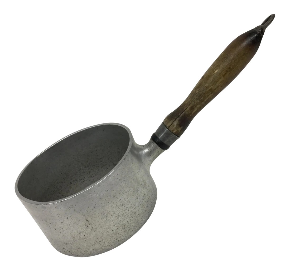 Vintage Decorative Pan: This pan looks so beautiful when hung on a hook under the windowsill in your vintage kitchen. Condition: Condition Notes: Excellent - Minor wear consistent with age and history Dimensions: Height: