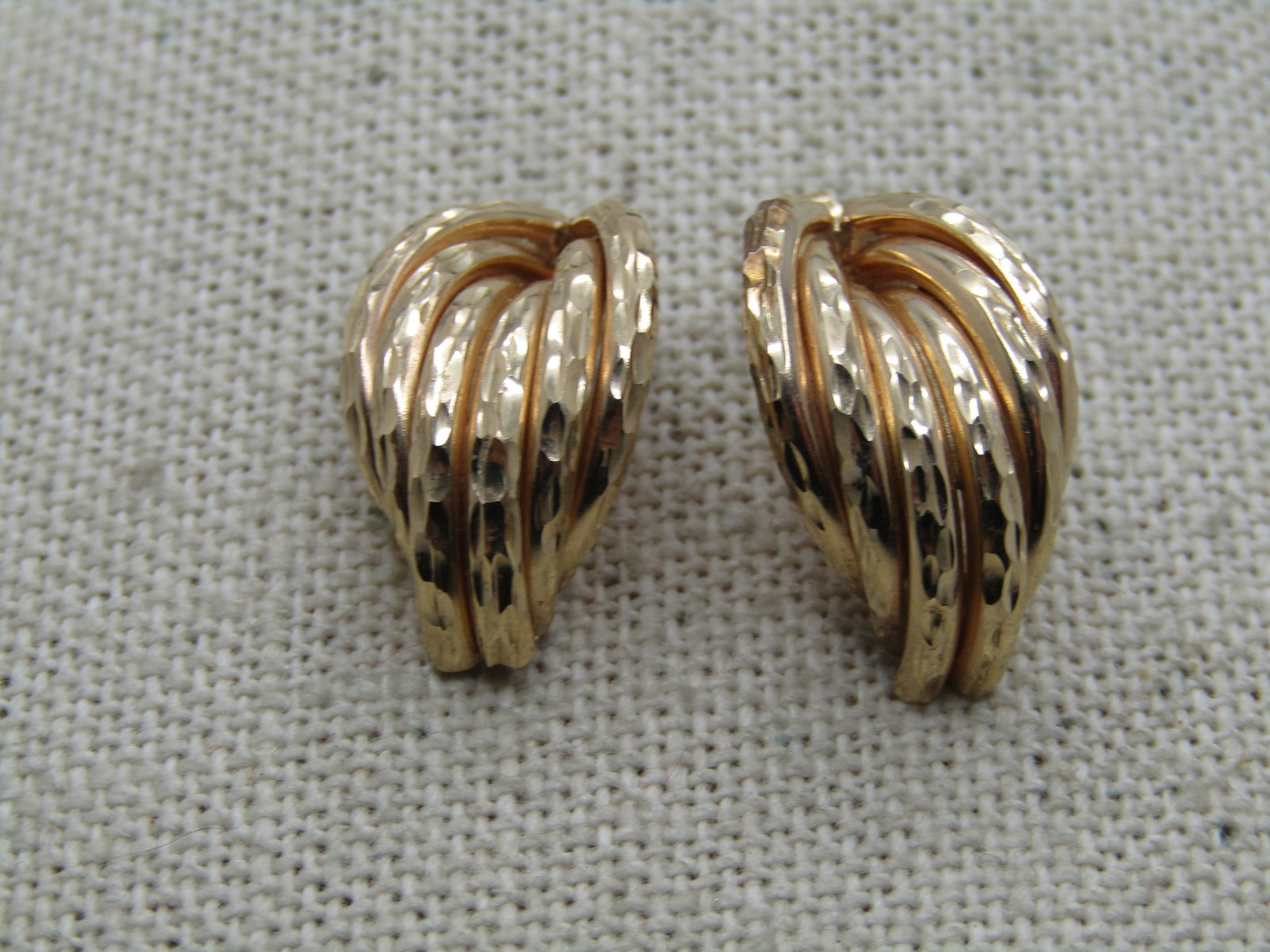 Vintage 14kt Diamond Cut Pierced Earrings,Stacked Macaroni, 1980's-1990's: Title:Vintage 14kt Diamond Cut Pierced Earrings,Stacked Macaroni, 1980's-1990'sDescription:Vintage 14kt Diamond Cut Pierced Earrings,Stacked Macaroni, 1980's-1990's. The earrings are made of six