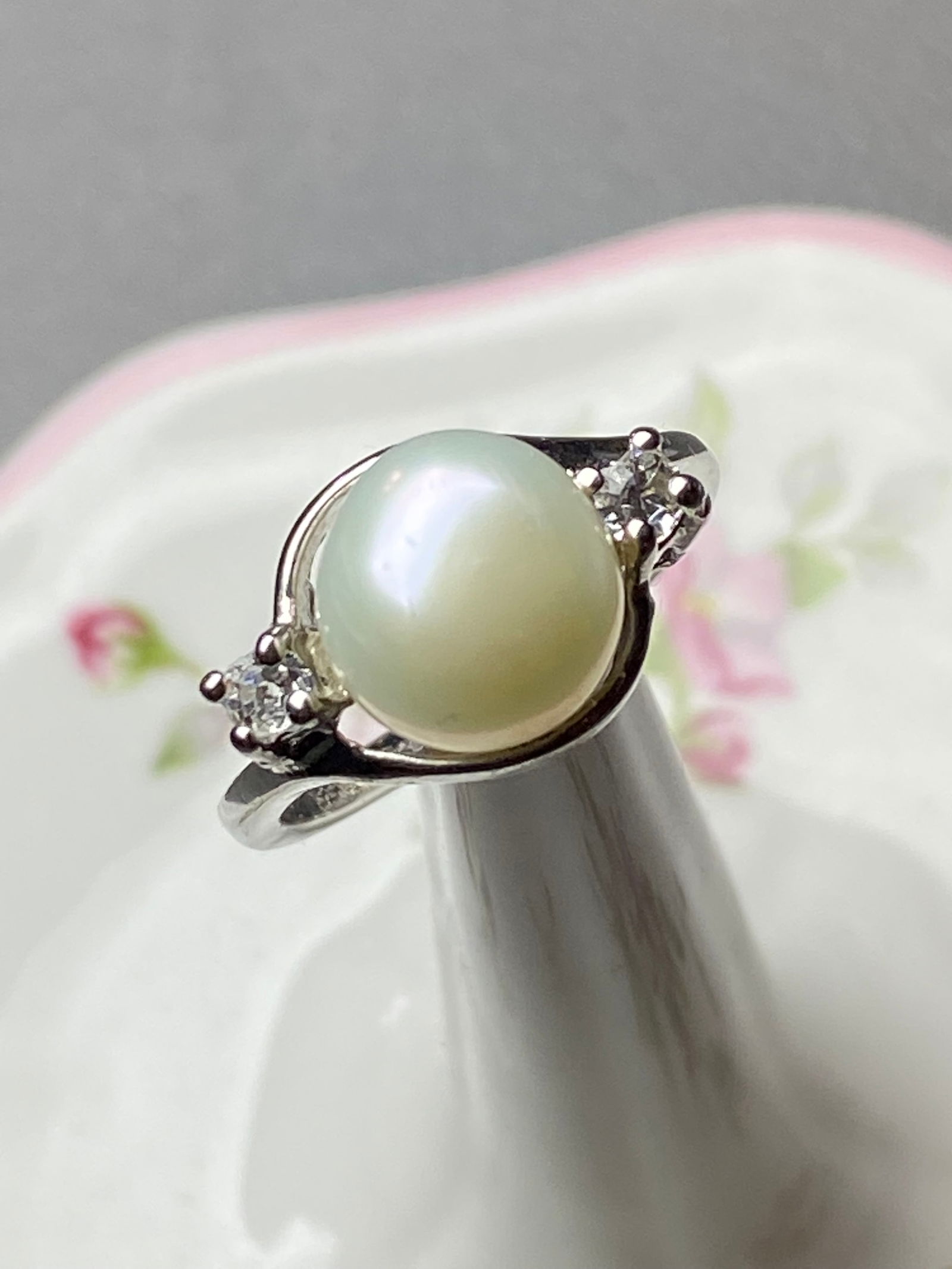 10mm Whita South See Pearl Silver Ring: Title:10mm Whita South See Pearl Silver Ring Description:10mm Whita South See Pearl Silver Ring This is a flawless 10mm South Sea White Pearl Ring, a masterpiece of elegance and grace. This ring showc