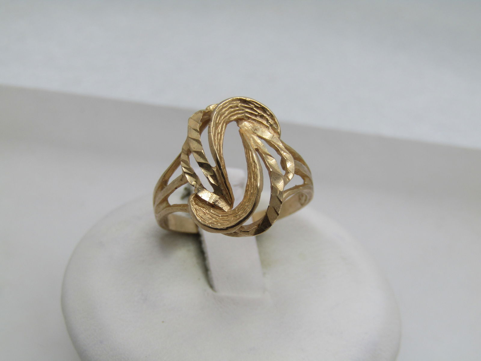 Vintage 10kt Scrolled Ring, Diamond Cut Accents, Sz. 6.5, 1970's-1990's, Signed: Title:Vintage 10kt Scrolled Ring, Diamond Cut Accents, Sz. 6.5, 1970's-1990's, Signed Description:Vintage 10kt Scrolled Ring, Diamond Cut Accents, Sz. 6.5, 1970's-1990's, Signed with M. It is marked 1