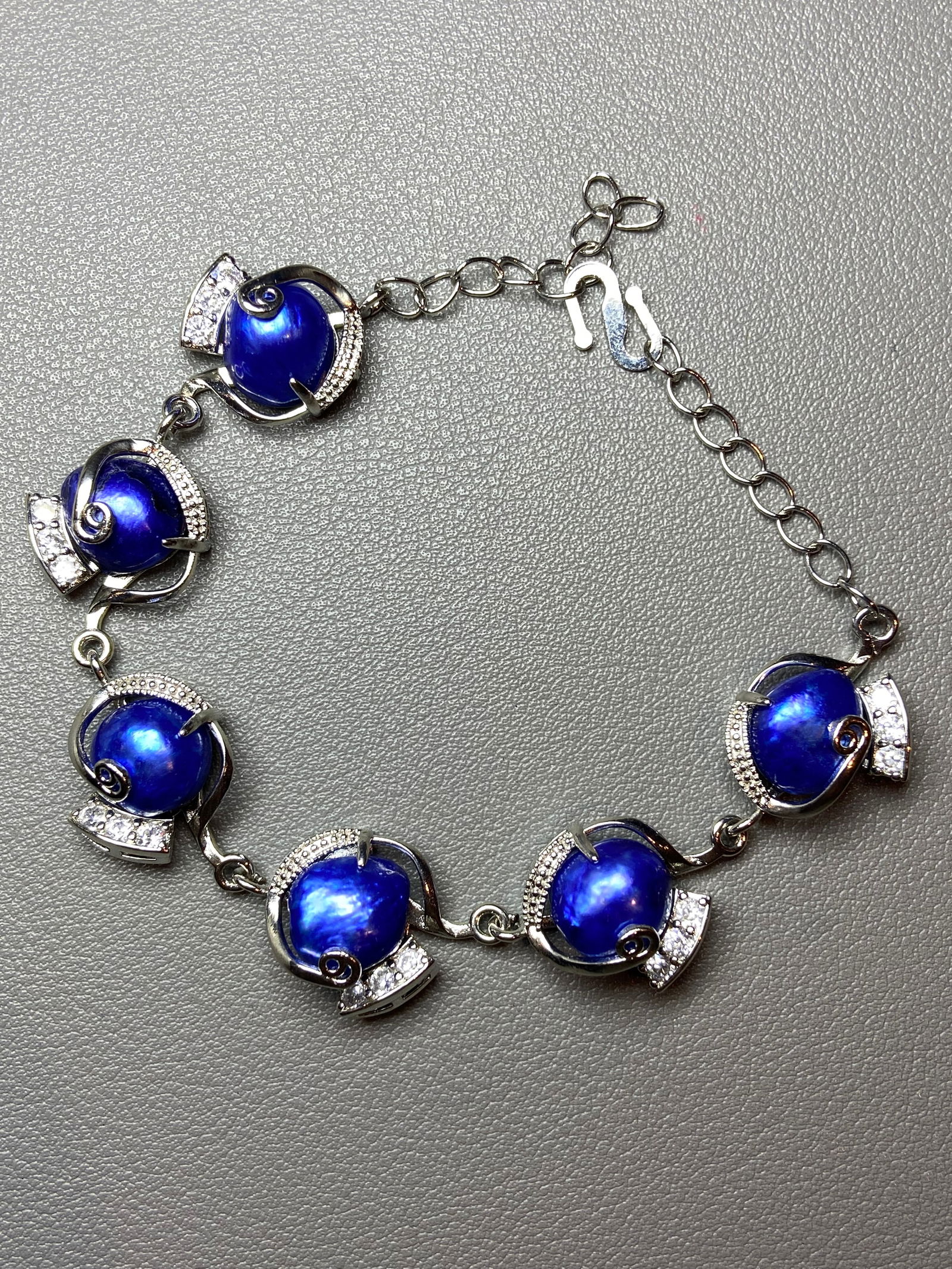 Blue Baroque Pearl silver Bracelet: Title:Blue Baroque Pearl silver Bracelet Description:This exquisite Silver Bracelet features six stunning dyed blue Baroque pearls, each uniquely shaped and captivating in its own right. Surrounding t