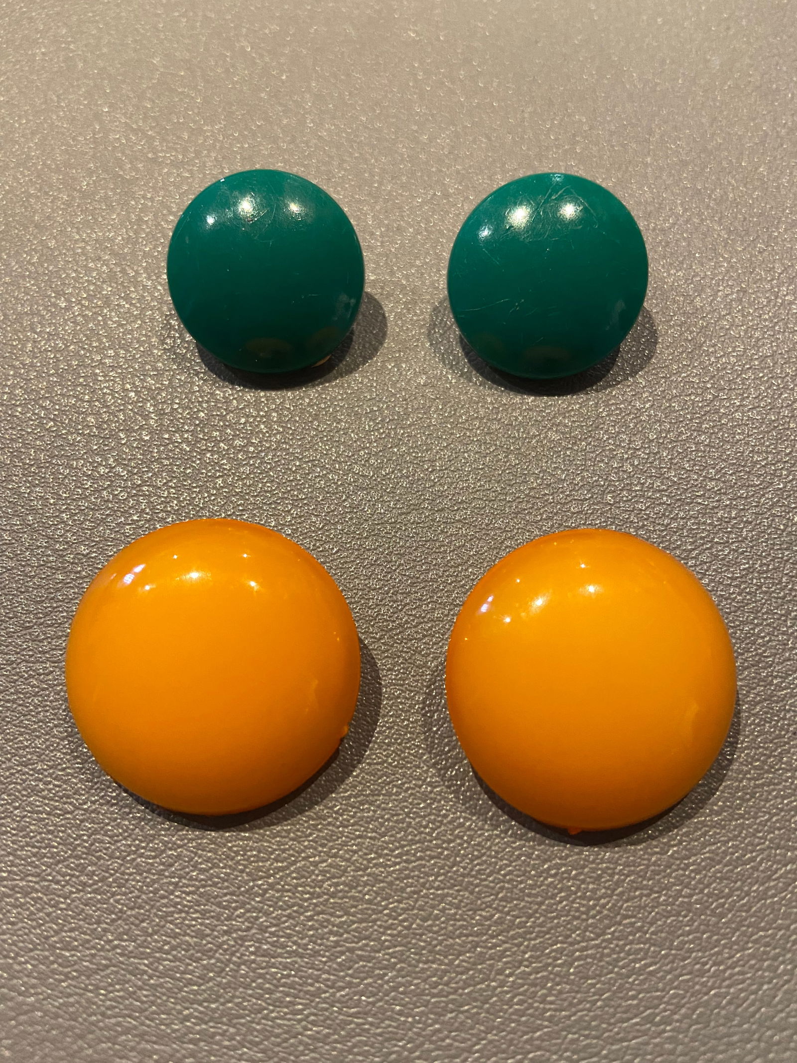 Vintage 2 pairs of Amber Butterscotch Bakelite and Green Bakelite Earrings (1 of 8)