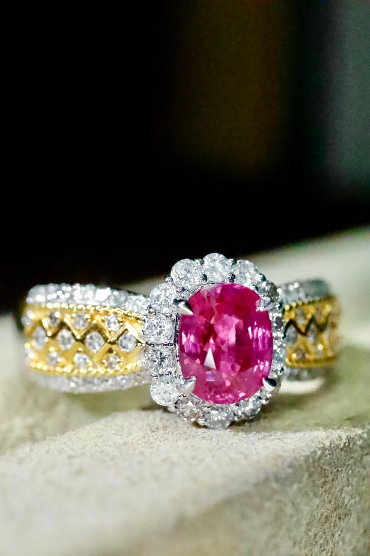 No Burn Sri Lanka 18k Gold Ruby Ring: No-heated Sri Lankan 18k gold ruby ring, 18k gold weight 2.69g, main stone 1.05ct, diamonds 0.408ct Reserve: $5,000.00 Shipping:Domestic: Shipping rates are determined by destinationInternational: