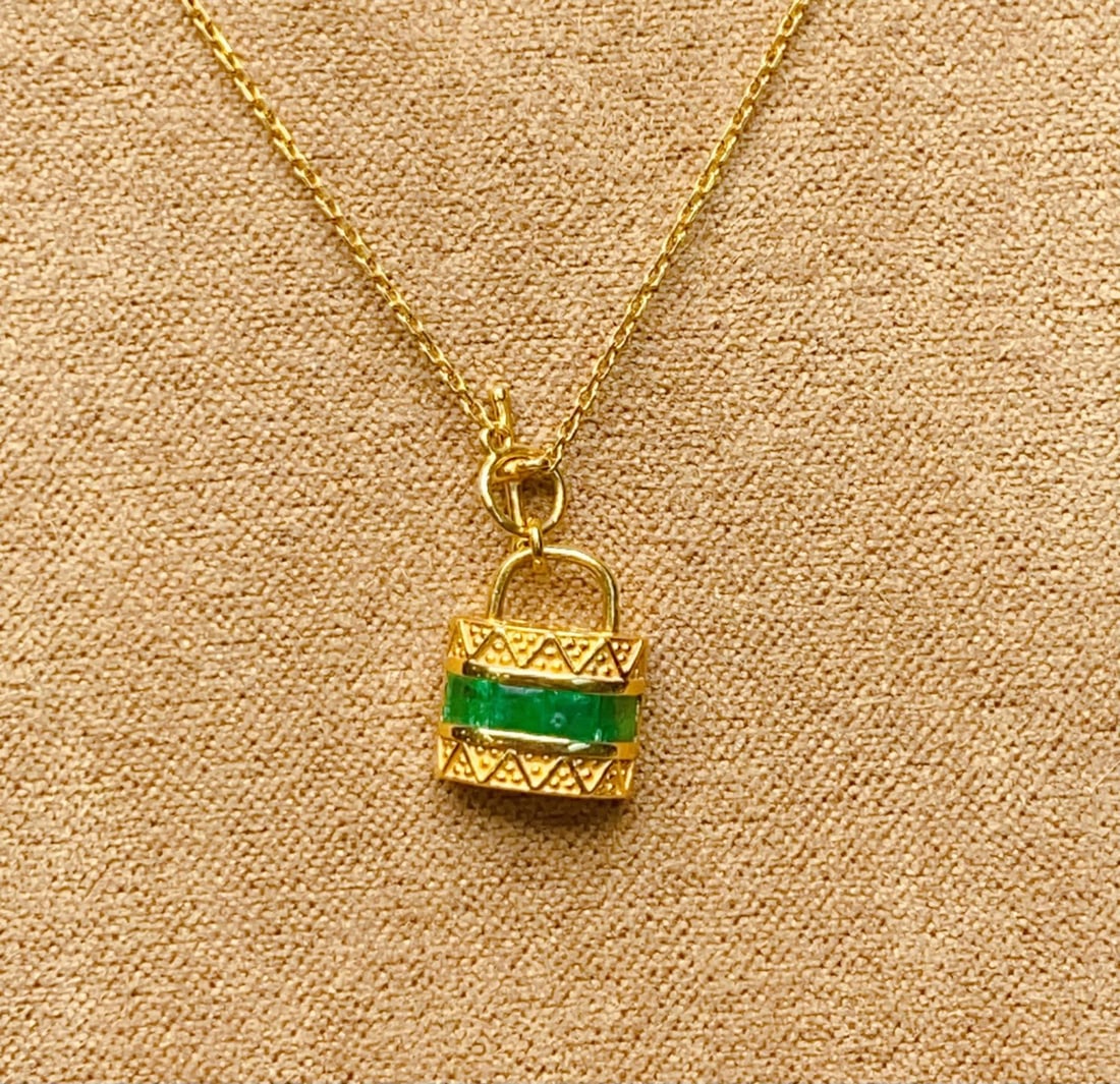 18K Gold Plated Natural Emerald Pendant Collarbone Chain: 18K Gold Plated Natural Emerald Pendant Collarbone Chain Reserve: $900.00 Shipping:Domestic: Shipping rates are determined by destinationInternational: Foreign shipping rates are determined by