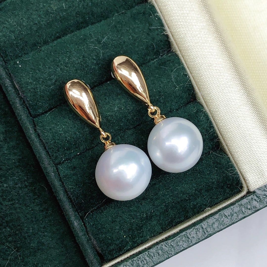 Pearl Studs: Pearl earrings, 18k imported gold-plated settings, about 9-10mm white pearl earrings, basically round with strong luster and minor flaws, not affecting wearability. Reserve: $100.00 