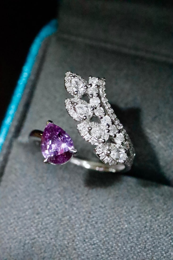 18K Blue Sapphire Ring: 18K Blue Sapphire RingTotal weight 2.04g, main stone 0.96ct diamond, 0.673ct Reserve: $3,500.00 Shipping:Domestic: Shipping rates are determined by destinationInternational: Foreign shipping rates