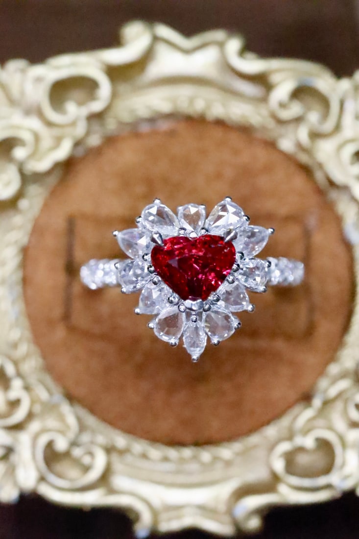 No Burnt Pigeon Blood Ruby Ring: No heat pigeon blood ruby ring, main stone: 1.05 carats, origin: Mozambique. Color: Pigeon Blood, both crystal and fire are very beautiful. Diamonds: 0.602 carats, gold weight: 5.93g Reserve: