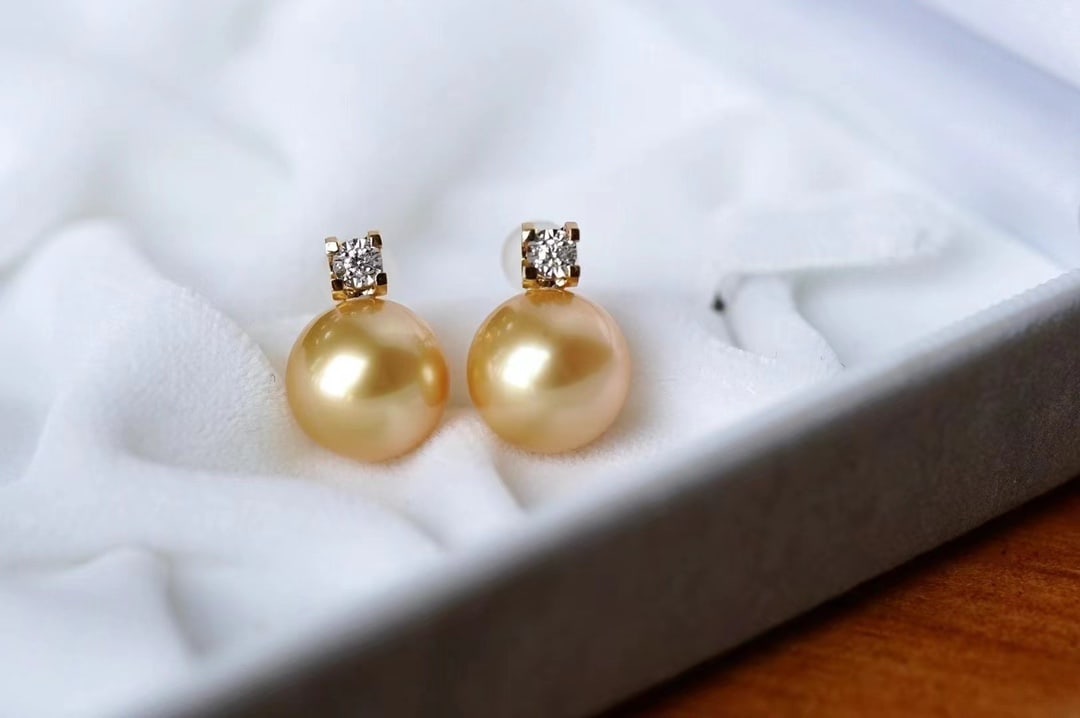 18K Gold South Sea Golden Pearl Stud Earrings: 18K gold material, bull head design, paired with South Sea golden pearls, specifications: 10-11mm, round with high luster and nearly flawless. Reserve: $700.00 Shipping:Domestic: Shipping rates are