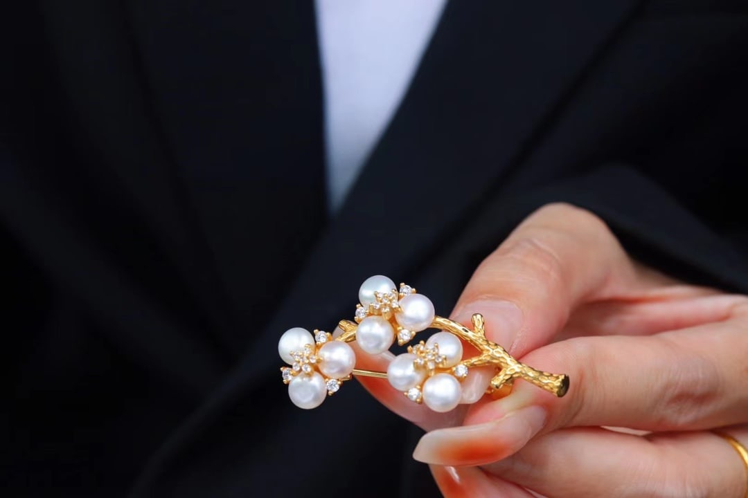 Plum Pearl Brooch: Plum Pearl Brooch, made of pure silver with gold plating, three layers of gold plating Reserve: $200.00 Shipping:Domestic: Shipping rates are determined by destinationInternational: Foreign