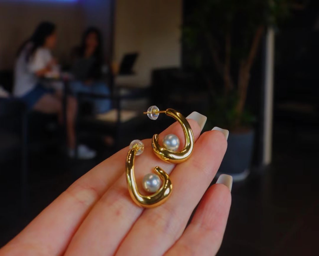 Sterling Silver Sea Akoya True Mabe Pearl Earrings: Sterling Silver Akoya 'Mabe' Pearl Stud Earrings, 6.5mm Pearl Overall Size 22x17mm Reserve: $250.00 Shipping:Domestic: Shipping rates are determined by destinationInternational: Foreign shipping