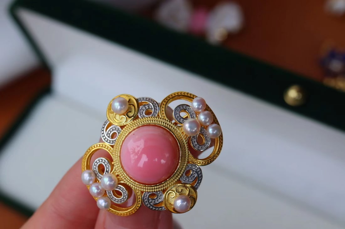 Sterling silver plated, natural queen conch, rouge conch, brooch, pendant: Sterling silver plated, natural queen conch, rouge conch, brooch, pendant Reserve: $250.00 Shipping:Domestic: Shipping rates are determined by destinationInternational: Foreign shipping rates are