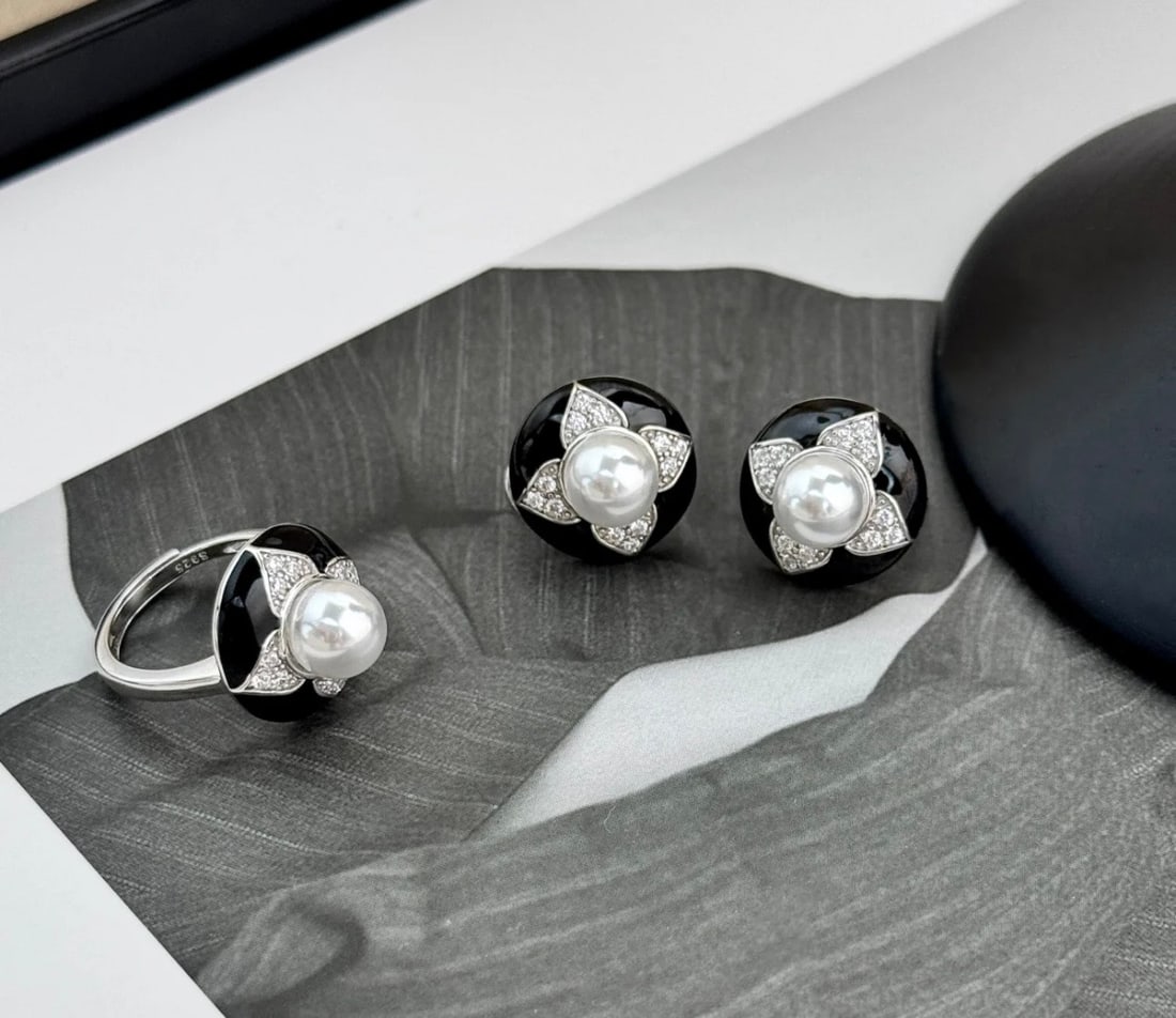 Pearl Stud Earrings and Ring Set: The collision of black gold, adorned with the gilded petals of a four-leaf clover, and a natural pearl embedded in the center, is a classic and enduring sense of nobility. Reserve: $100.00 