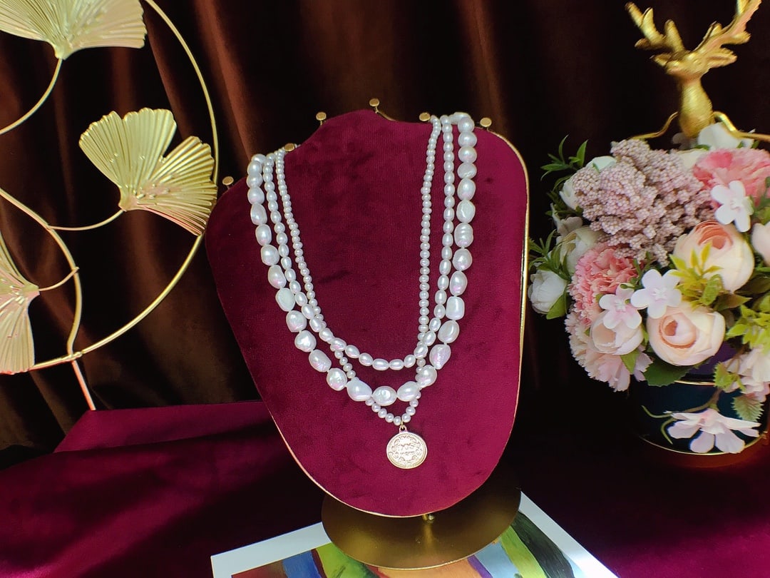 Natural Freshwater Pearl Necklace: Pearl necklace with multiple layers, featuring large and small pearls ranging from 9-10mm, 5-6mm, 3-4mm, and freshwater pearls. Reserve: $250.00 Shipping:Domestic: Shipping rates are determined by