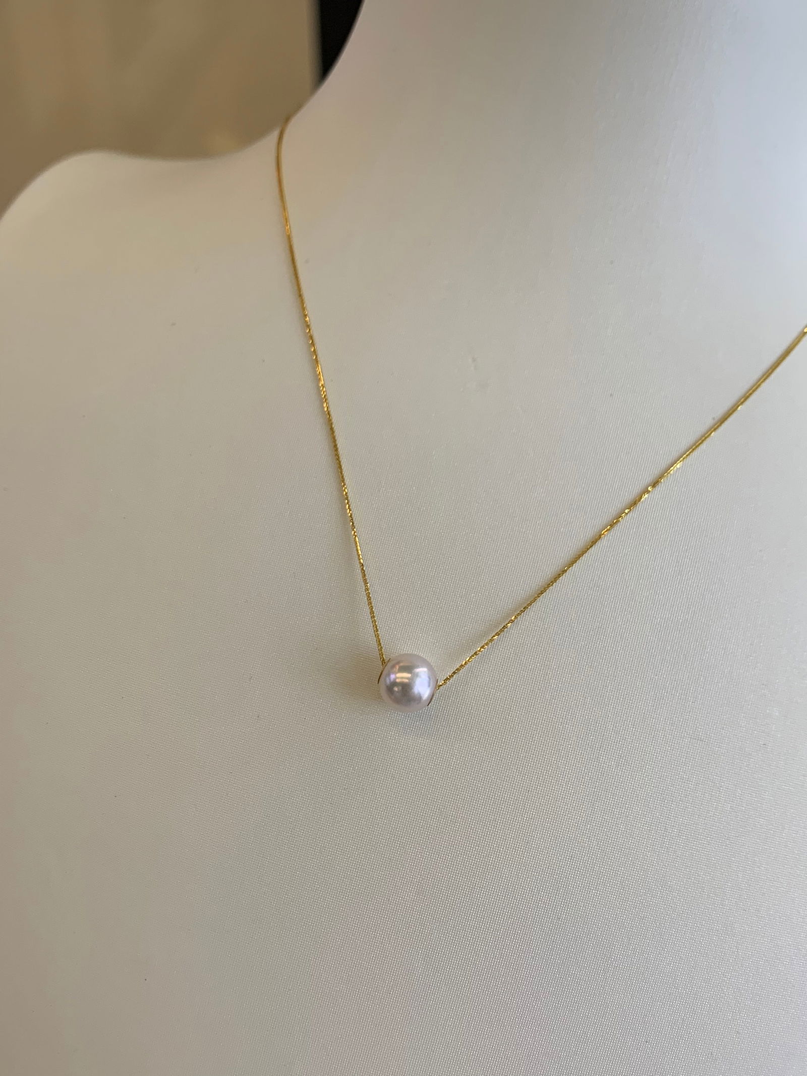 18k Chopard Chain Akoya Pearl Lulu Tong Necklace: Akoya Pearl Road All-Pass Necklace 18k Chanel Chain 7-8mm Perfect Roundness Flawless to the Naked Eye Reserve: $500.00 Shipping:Domestic: Shipping rates are determined by destinationInternational: