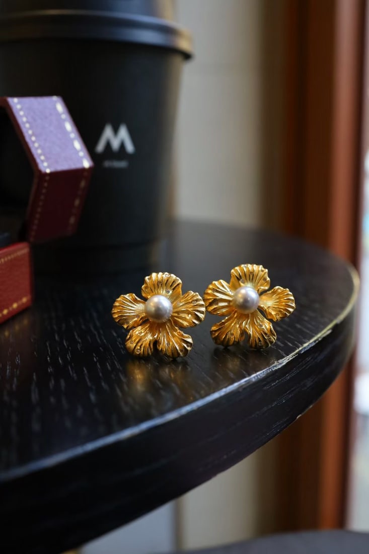 s925 Sterling Silver Plated Japanese Akoya Pearl Earrings: S925 Sterling Silver Plated Japanese Sea Water Akoya Stud Earrings Reserve: $300.00 Shipping:Domestic: Shipping rates are determined by destinationInternational: Foreign shipping rates are