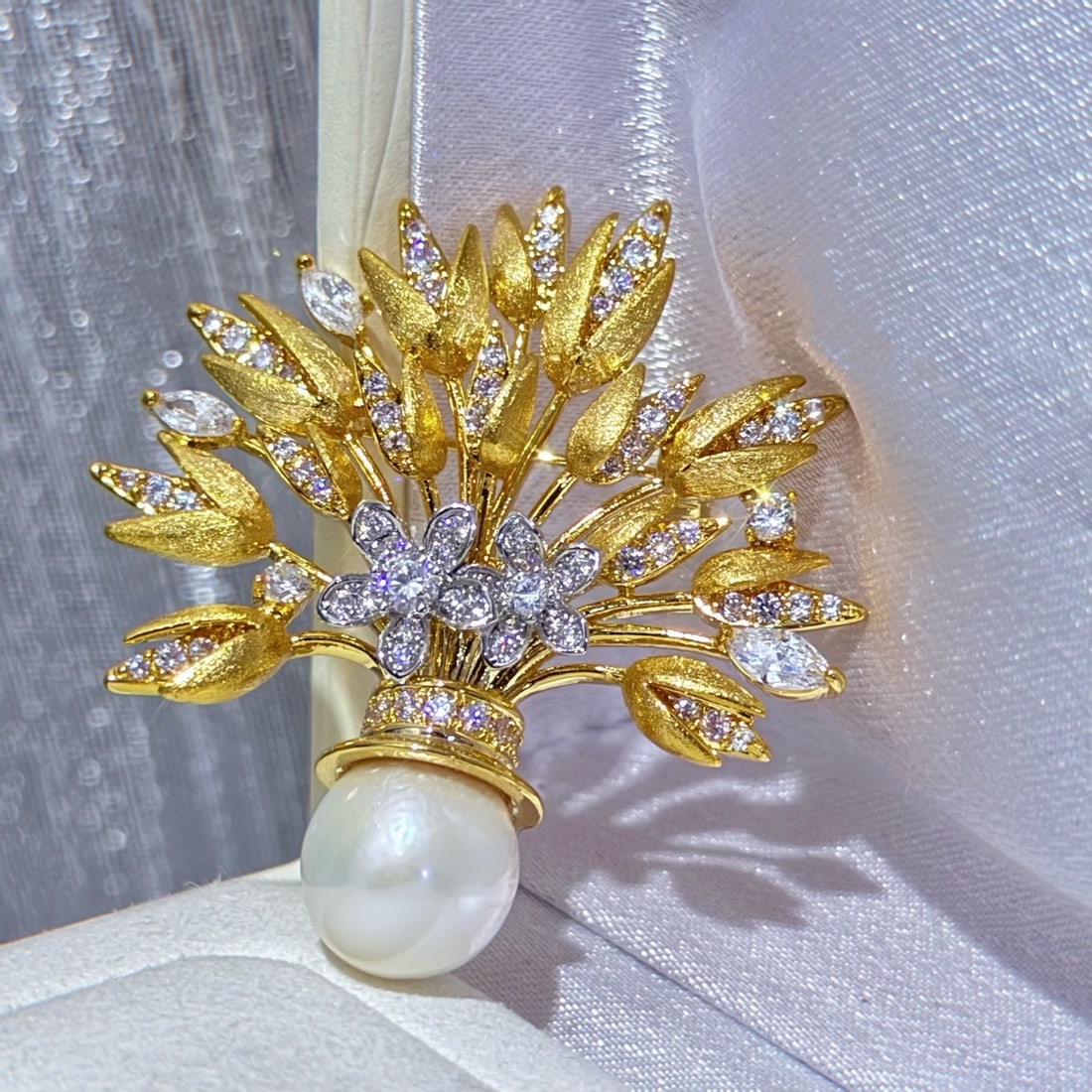 12-13mm Natural Freshwater Pearl Brooch: 12-13mm Natural Freshwater Pearl Brooch Reserve: $150.00 Shipping:Domestic: Shipping rates are determined by destinationInternational: Foreign shipping rates are determined by destination.