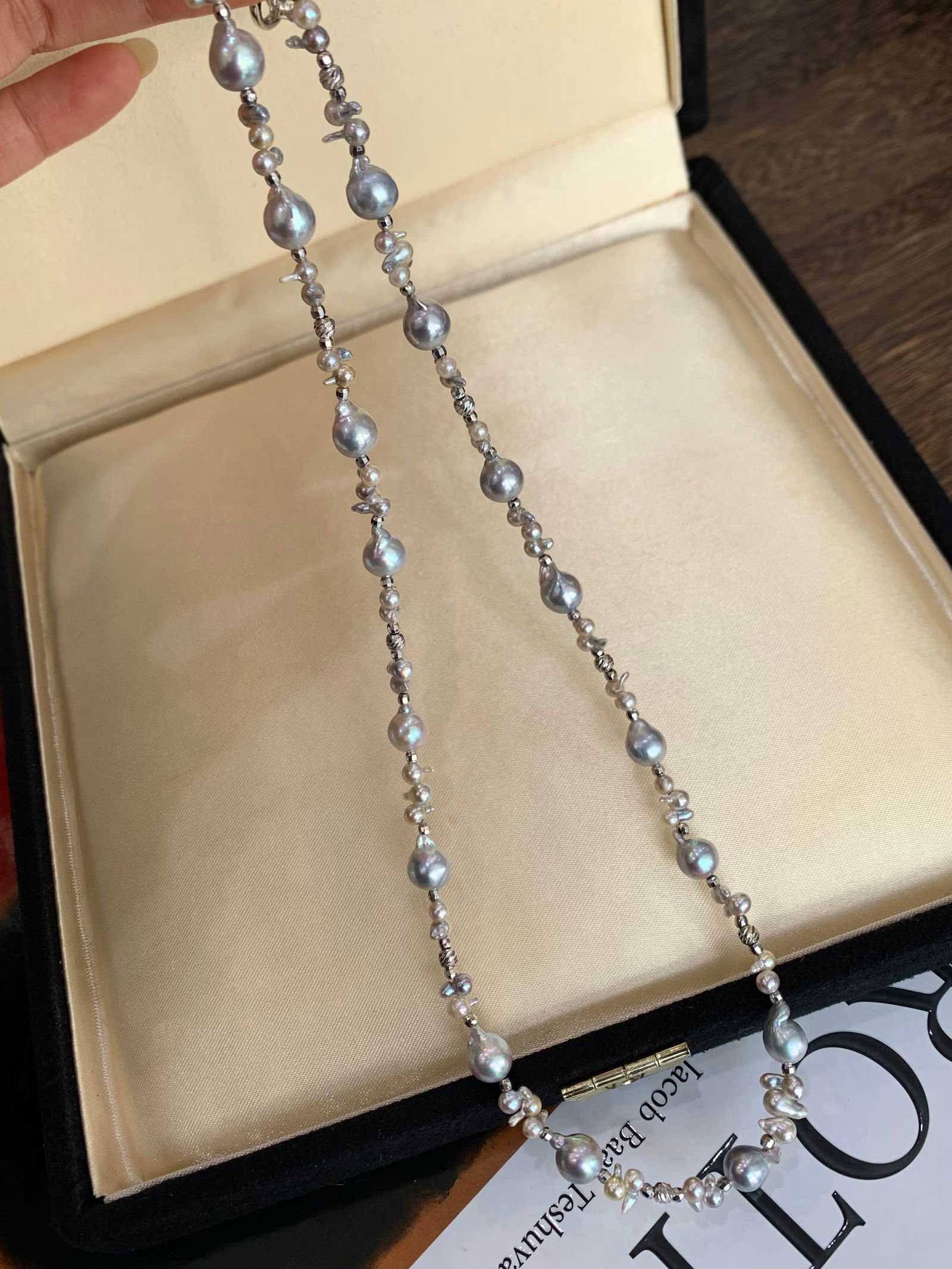 Zhen Duoma Keshi Pearl Full Star Necklace: 4-5mm natural sea water keshi pearls combined with 6-7mm natural sea water Akoya pearls, slight flaws under strong light, set in S925 silver, understated luxury! Reserve: $500.00 Shipping:Domestic: