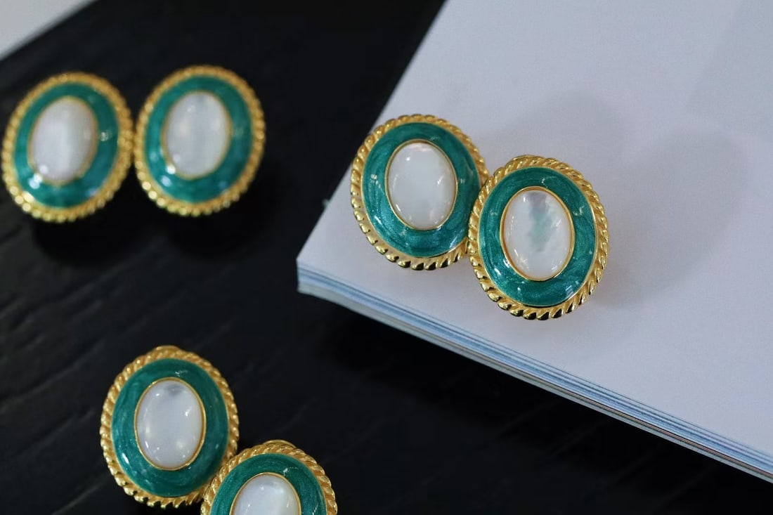 925 Sterling Silver White Mother-of-Pearl Pearl Stud Earrings: 925 Silver and White Mother of Pearl Pearl Stud Earrings, Gold Plated Body.Quantity: 1 pair Reserve: $200.00 Shipping:Domestic: Shipping rates are determined by destinationInternational: Foreign