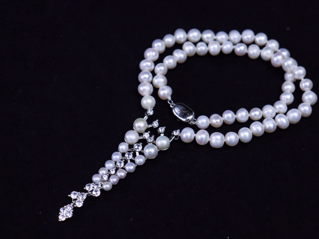 Natural Freshwater Pearl Necklace: Natural freshwater pearl necklace, about 7-8mm, slightly flawed under strong light, roundish, necklace length about 42 cm, weight about 35 grams Reserve: $150.00 Shipping: Domestic: Shipping rates are