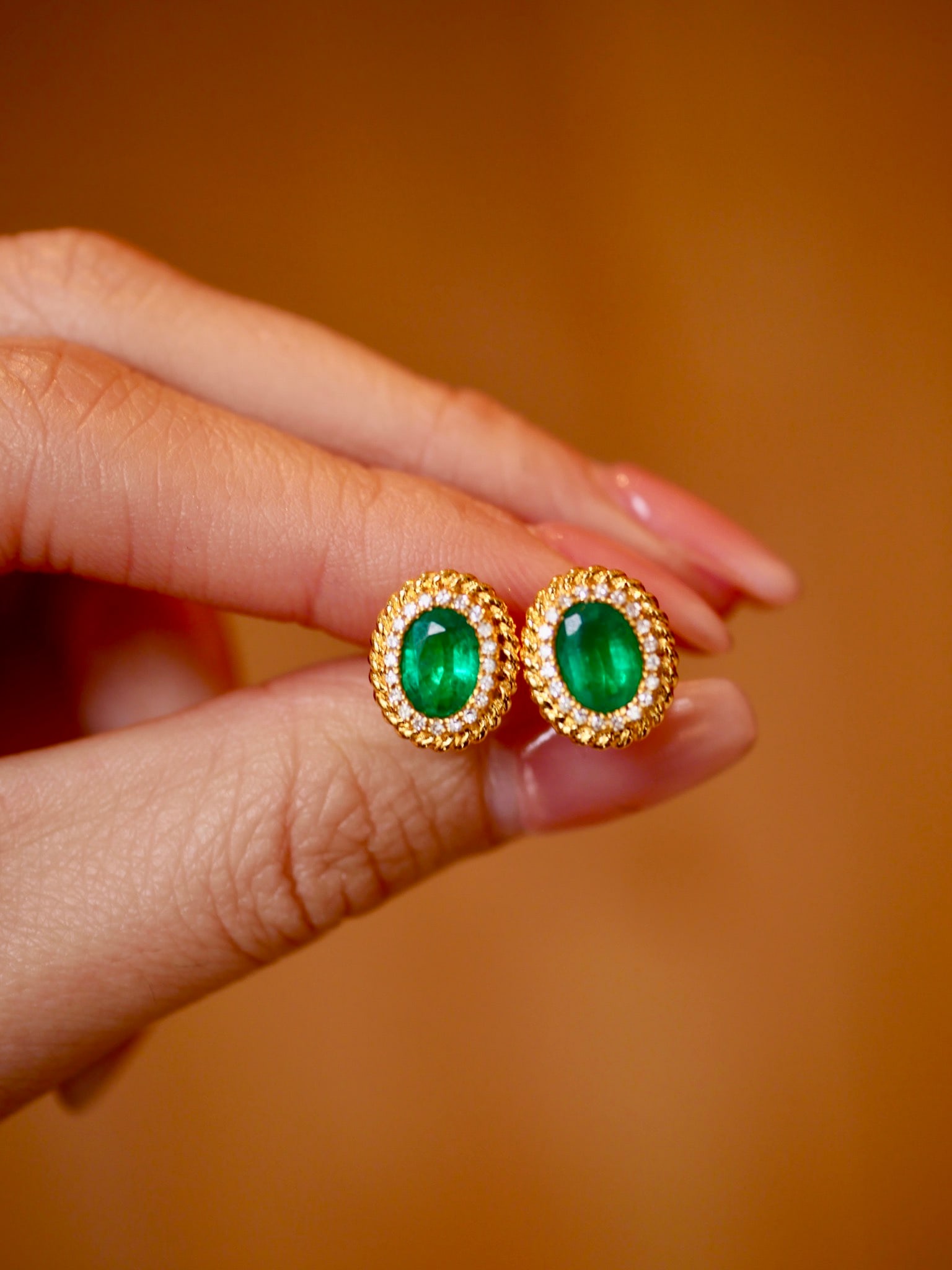 Pair of 18K Gold Emerald Details Diamond Stud Earrings - 3