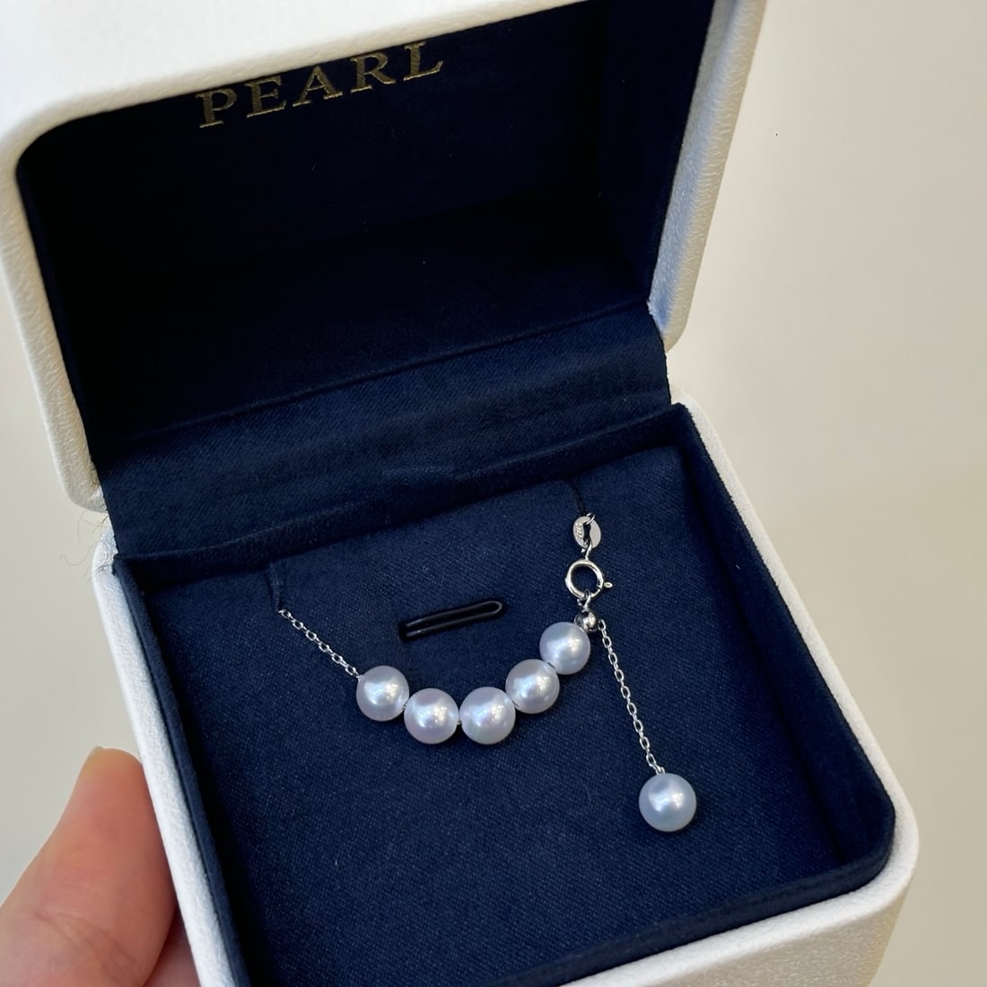 S925 Sterling Silver Akoya Pearl Smile Necklace: 6-7mm Freshwater AK Pearl, perfectly round, with very strong luster and minor flaws, or nearly flawless to the naked eye. Each pearl is carefully selected! Mounted in S925 silver, versatile wear. 