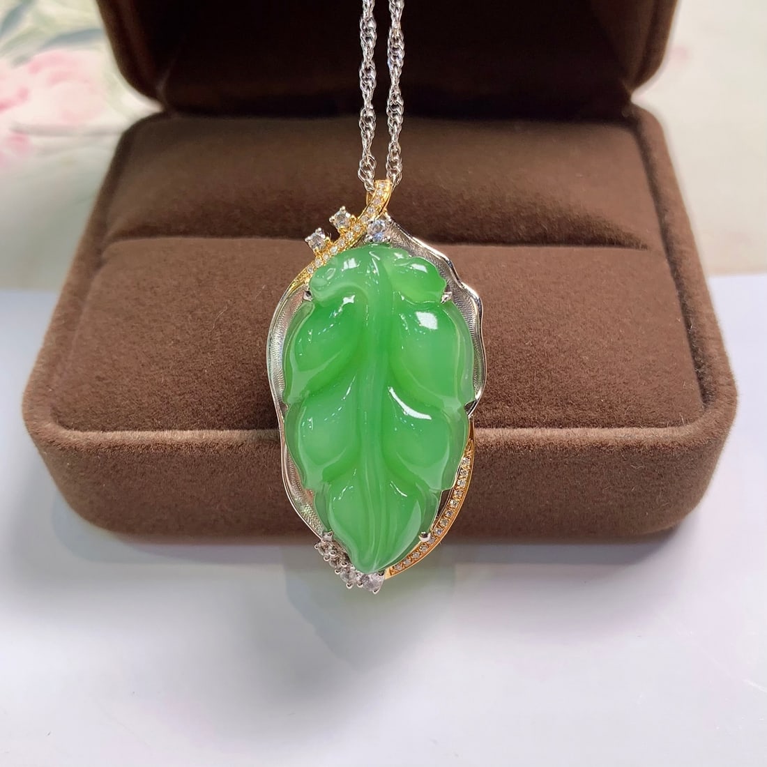 18K Gold and Jade Apple Green Leaf Pendant - 2