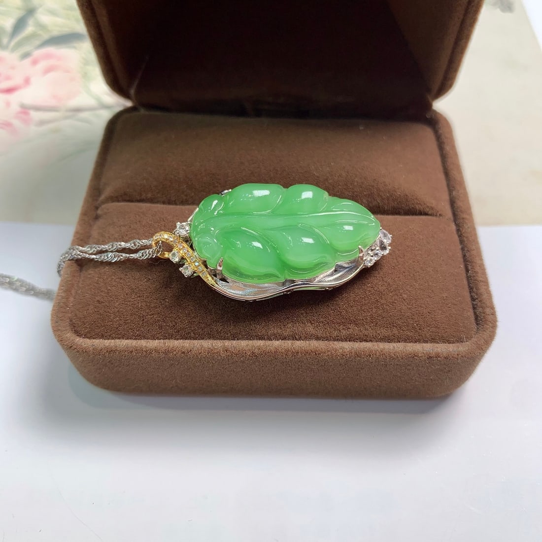 18K Gold and Jade Apple Green Leaf Pendant - 3