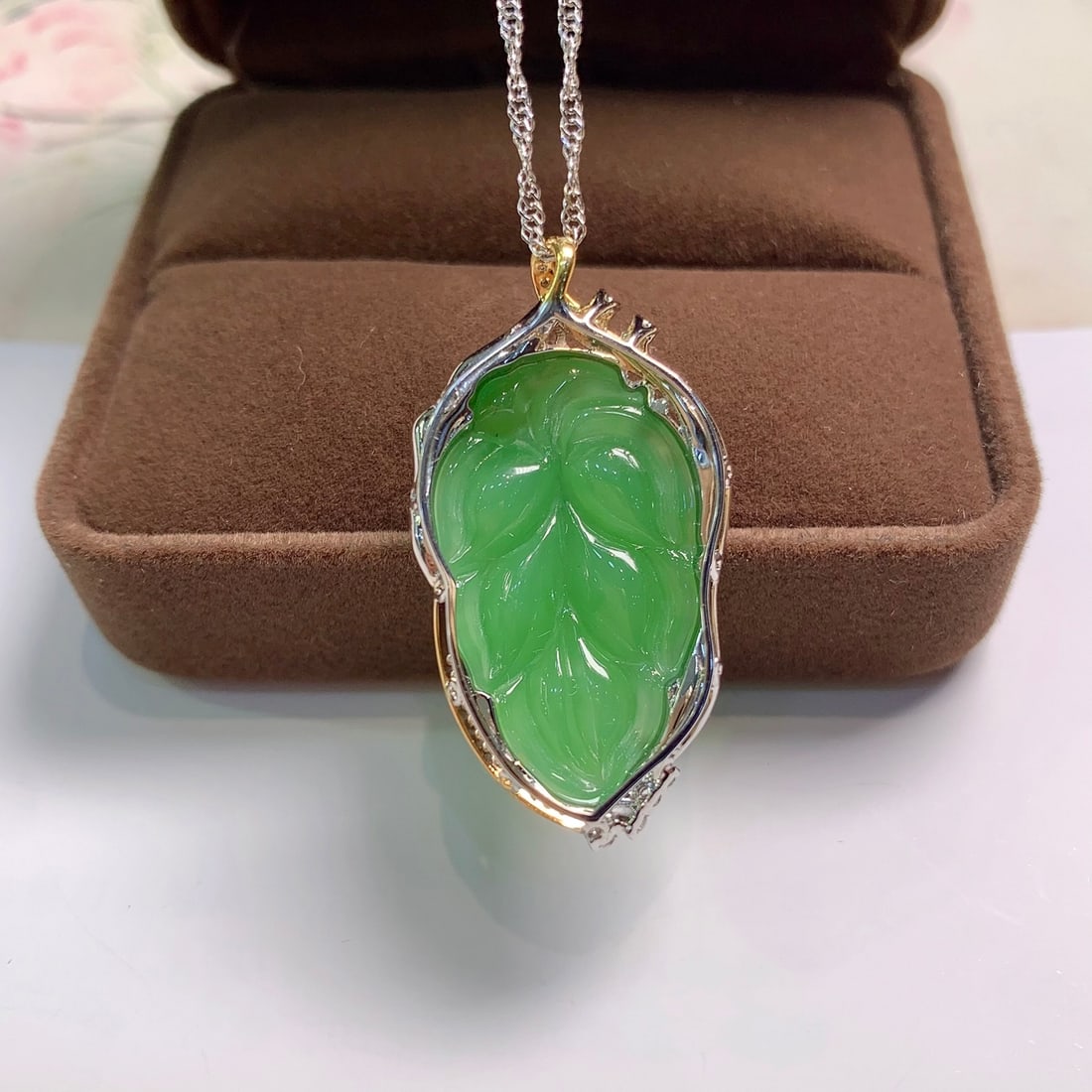 18K Gold and Jade Apple Green Leaf Pendant - 4