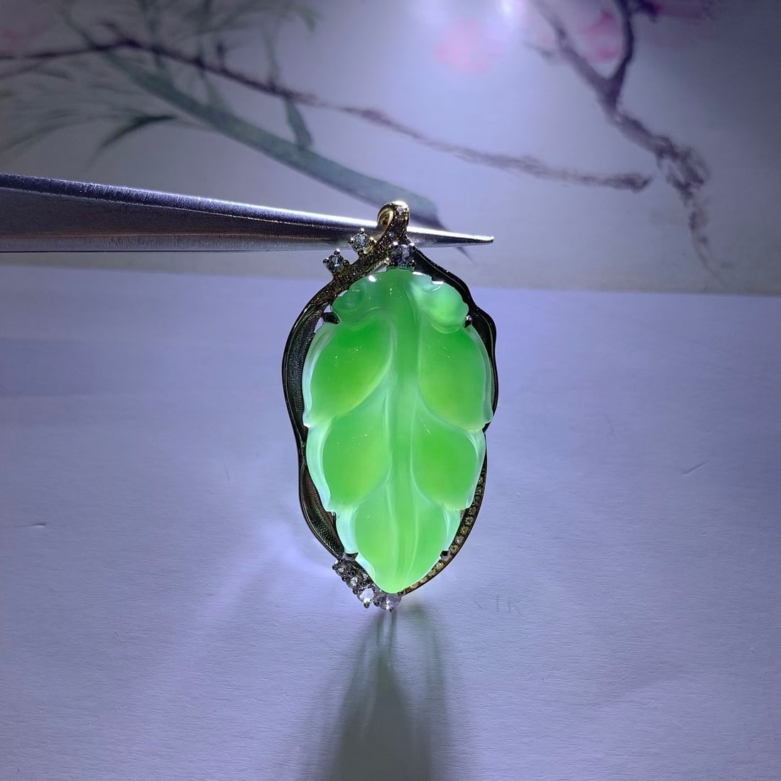 18K Gold and Jade Apple Green Leaf Pendant - 5