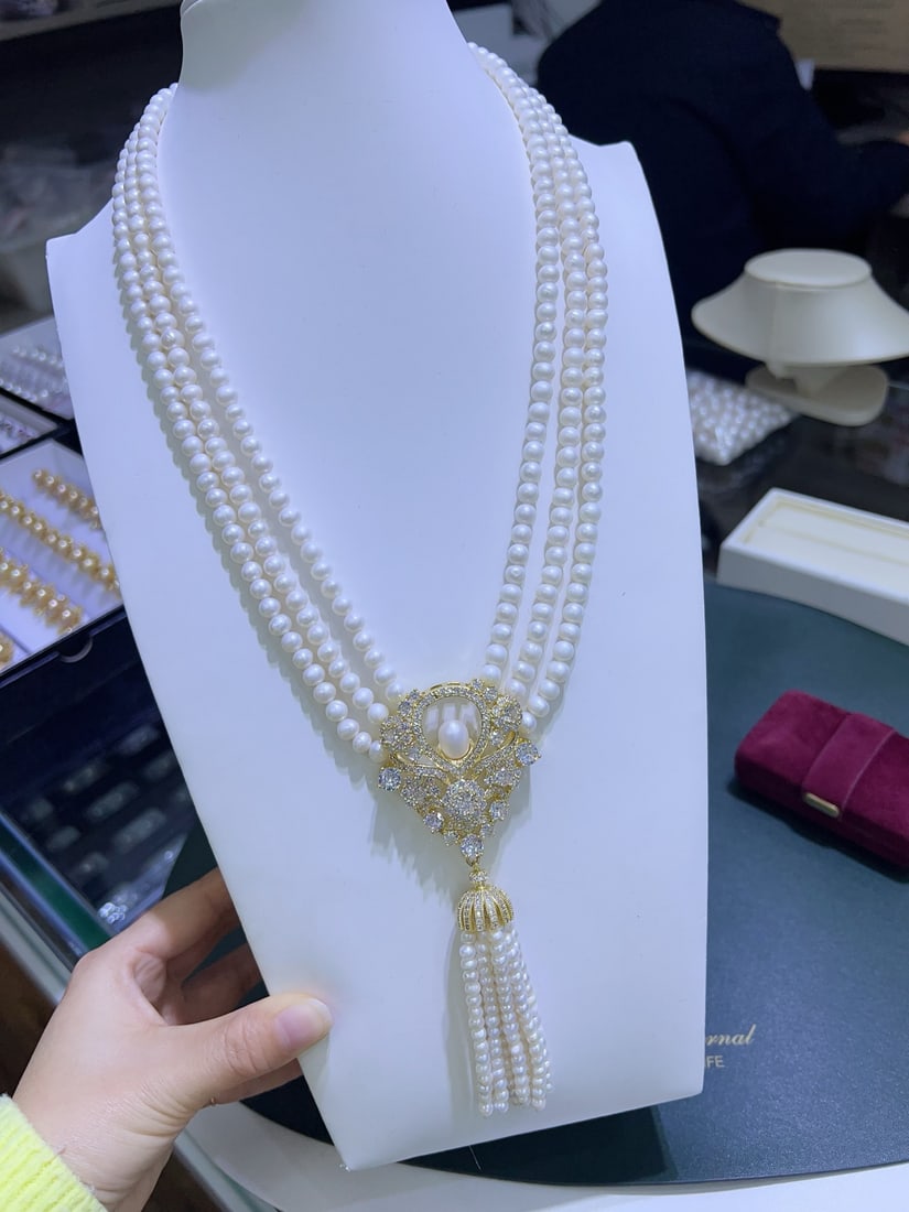 Natural white pearl necklace: Natural white pearl necklace, about 4-6mm, near round, grand tassel design, length 50cm Reserve: $300.00 Shipping: Domestic: Shipping rates are determined by destination International: Foreign shippin