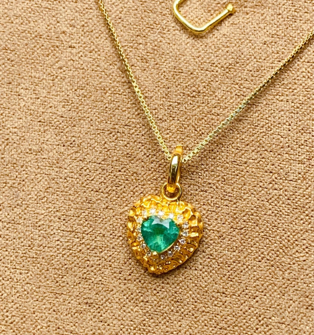 Natural Emerald Pendant: Natural emerald pendant, main stone: approximately 0.45ct total weight: 1.23g, diamonds: 17p Reserve: $1,000.00 Shipping: Domestic: Shipping rates are determined by destination International: Foreign