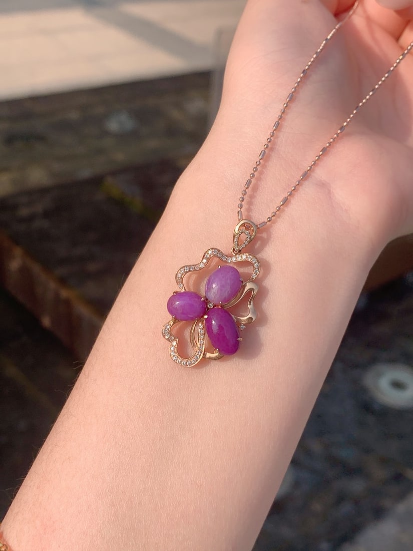 18k Gold Shu Ju Lai Pendant: 18k Gold Shuju Lai Pendant, Main Stone 11ct, 56 Diamonds Reserve: $2,200.00 Shipping:Domestic: Shipping rates are determined by destinationInternational: Foreign shipping rates are determined by