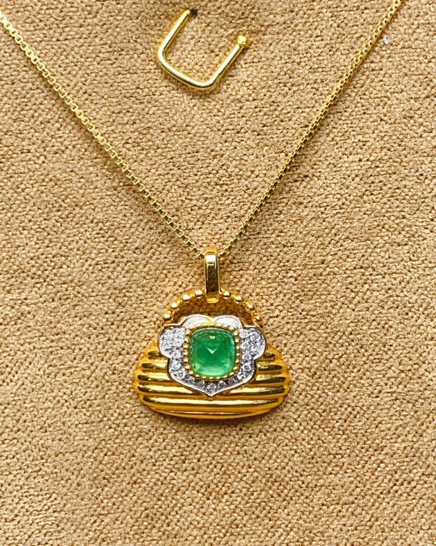 18k gold with diamond-set natural emerald pendant: 18K gold with diamond-set natural emerald pendant, total weight: 1.5g. Main stone: approximately 0.5ct. Diamonds: 19 pieces. Reserve: $900.00 Shipping: Domestic: Shipping rates are determined by desti