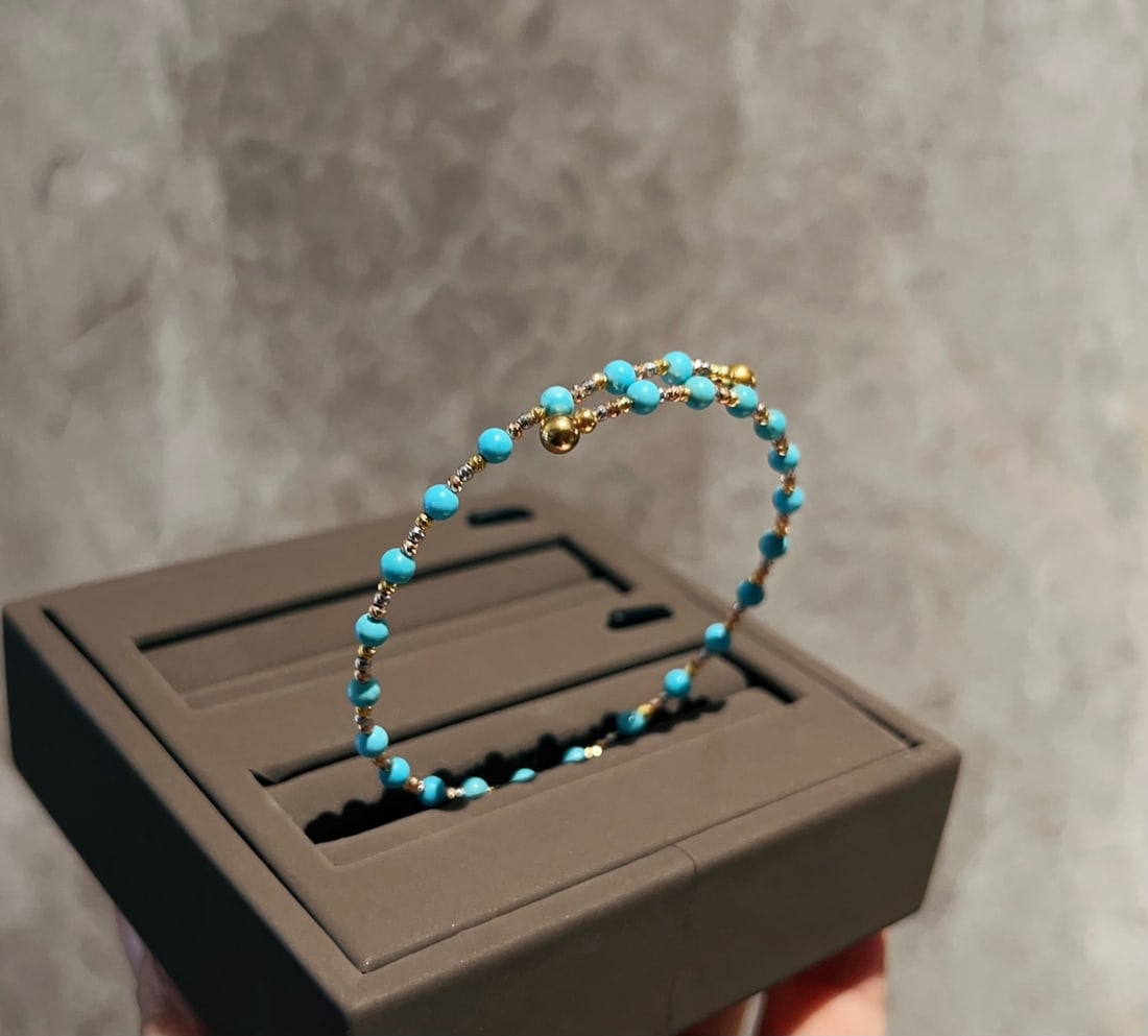 18K Gold Turquoise Bracelet: 18K gold turquoise bracelet, made of 18K gold, in comparison to rose gold, yellow gold, and white gold, turquoise, with a wire in the middle and steel beads at both ends for positioning. The bead